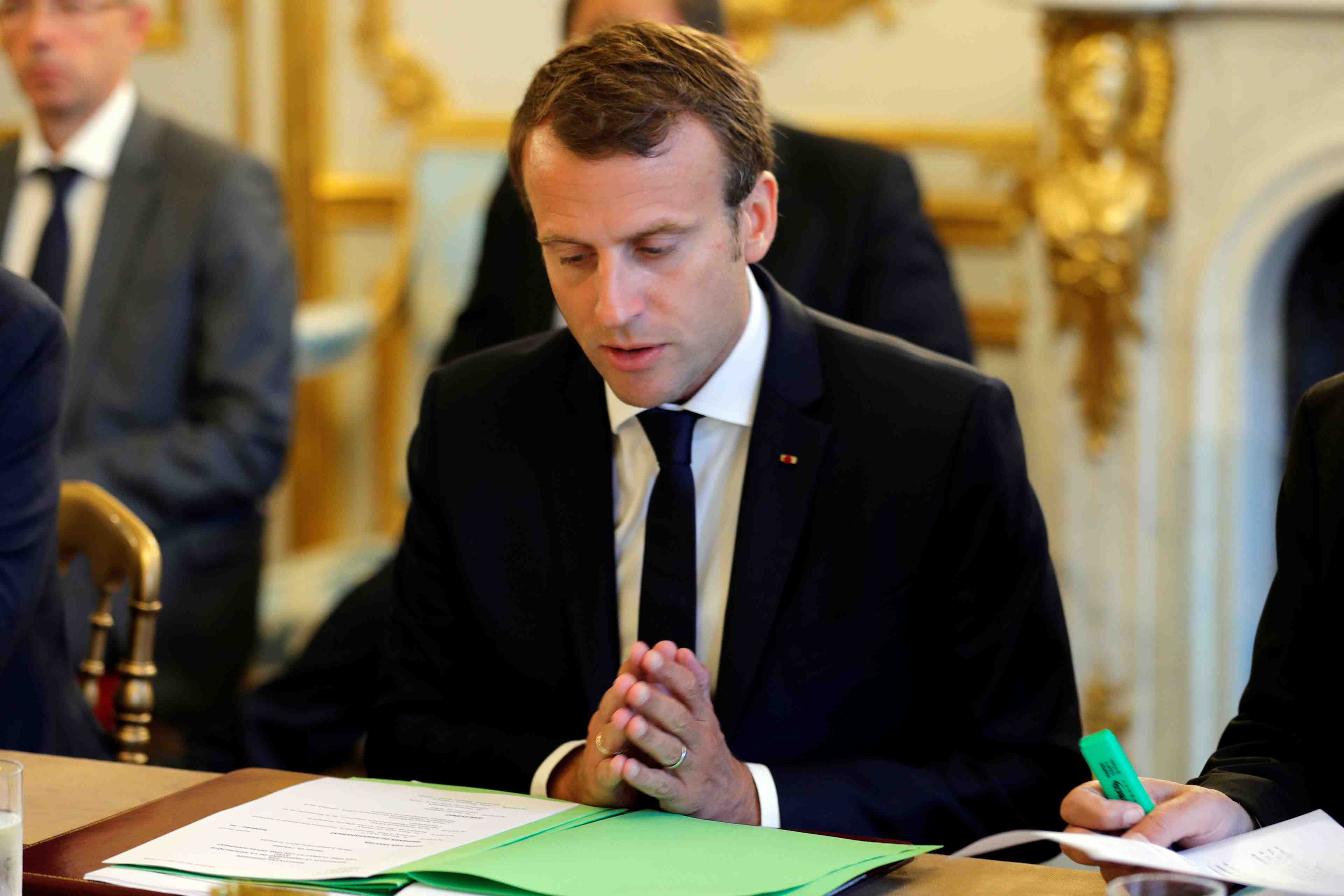 Macron a athenes, un oeil vers berlin pour la reforme de la zone euro