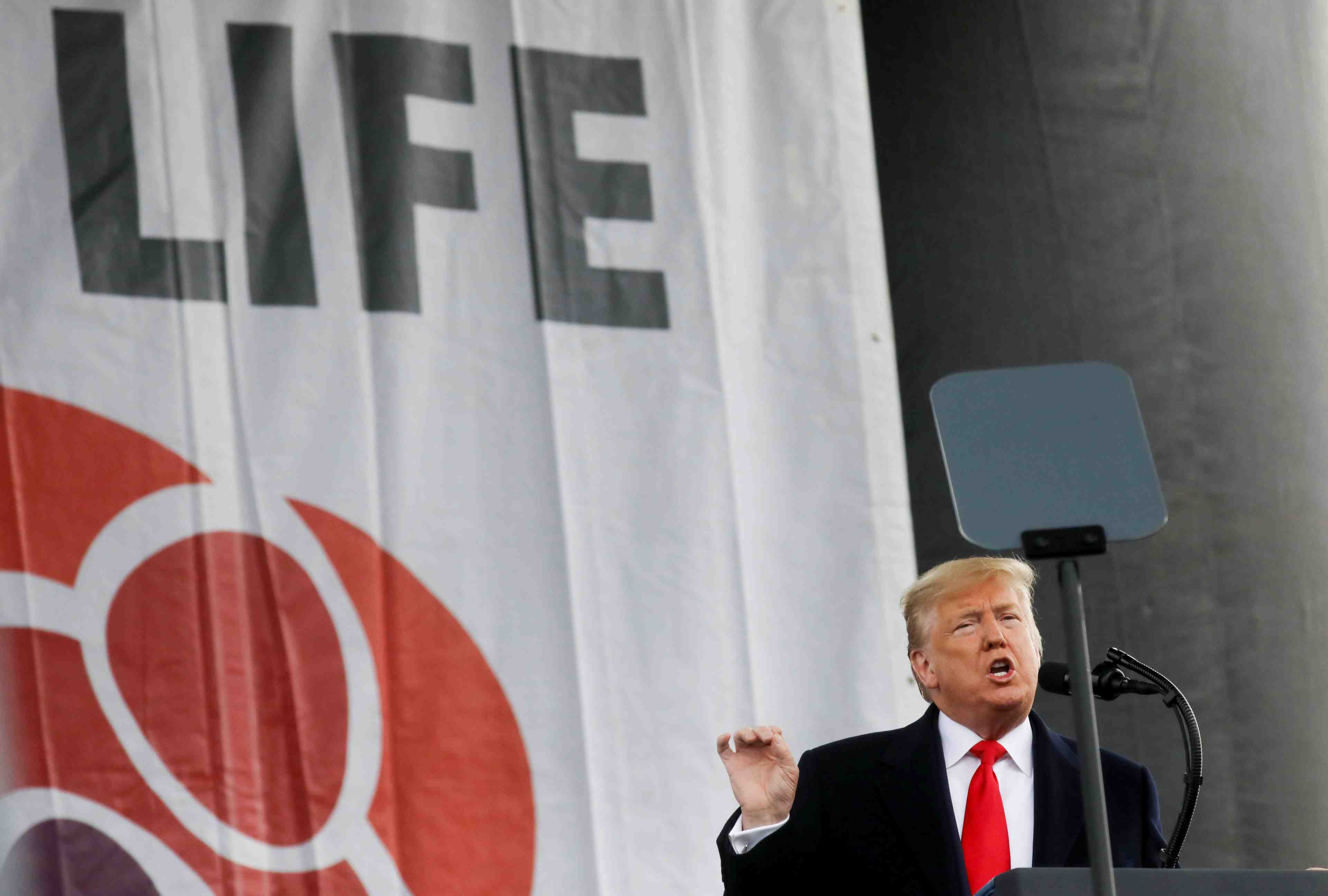 Trump, premier president americain a defiler contre l'avortement