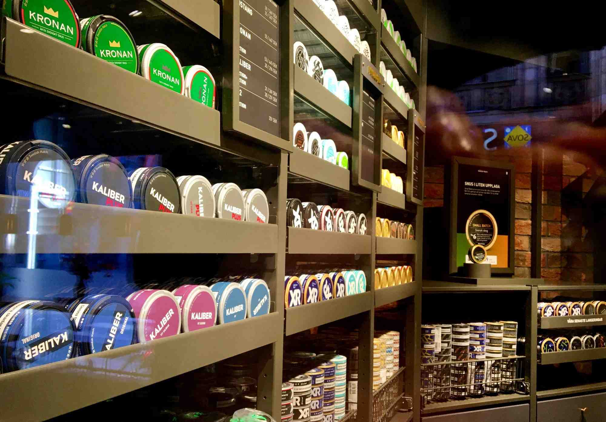 Photo d'archives de boites de poudre de tabac humide "snus" sur les etageres d'un magasin swedish match a stockholm
