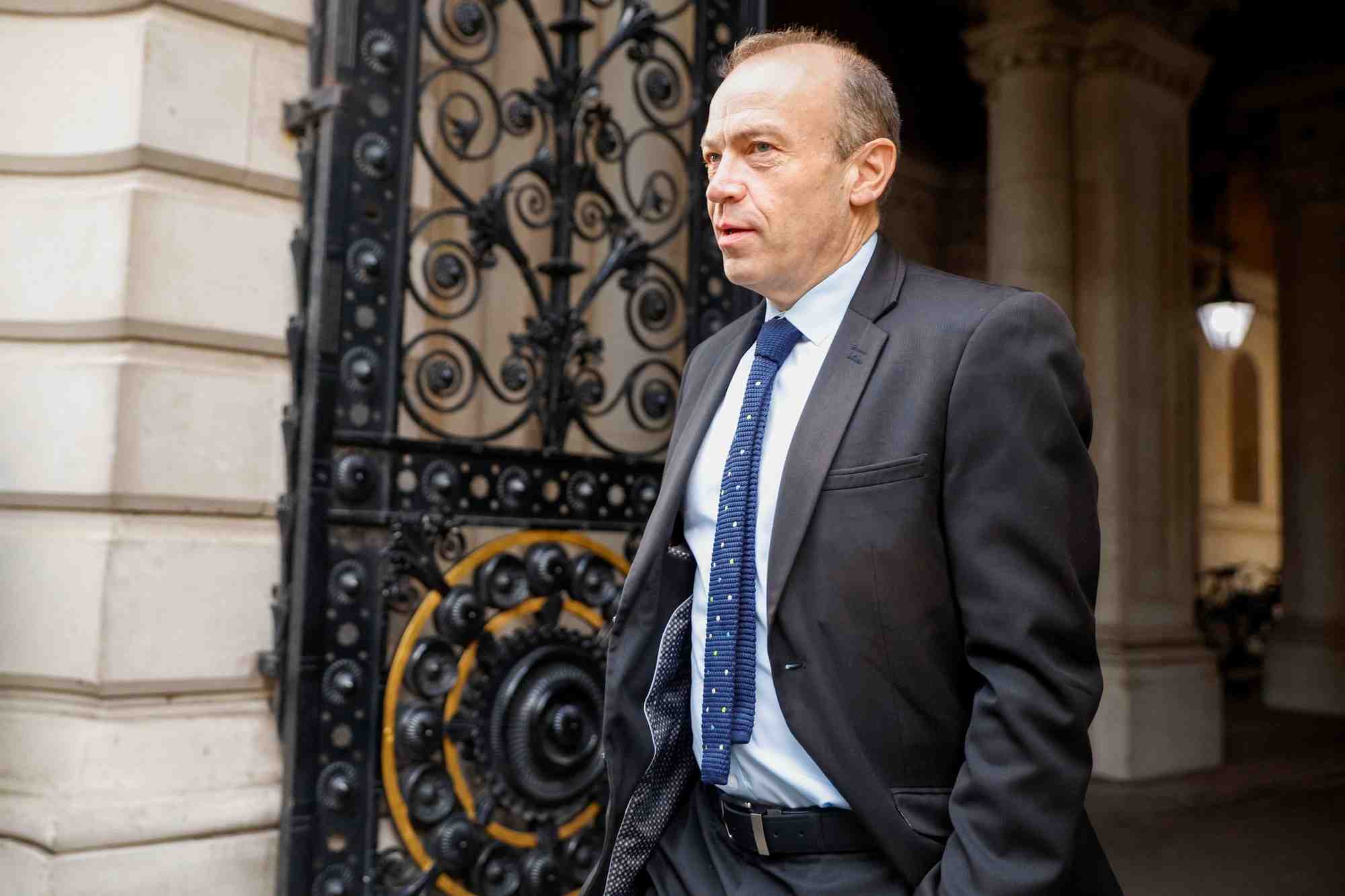 Le secretaire d'etat a l'irlande du nord, chris heaton-harris, devant le numero 10 de downing street a londres.