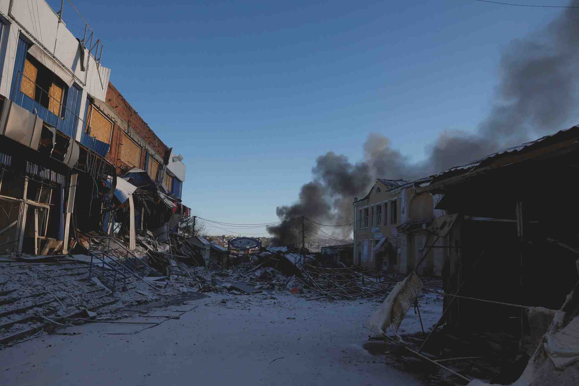 La fumee monte apres une frappe militaire russe a bakhmut dans la region de donbass, ukraine