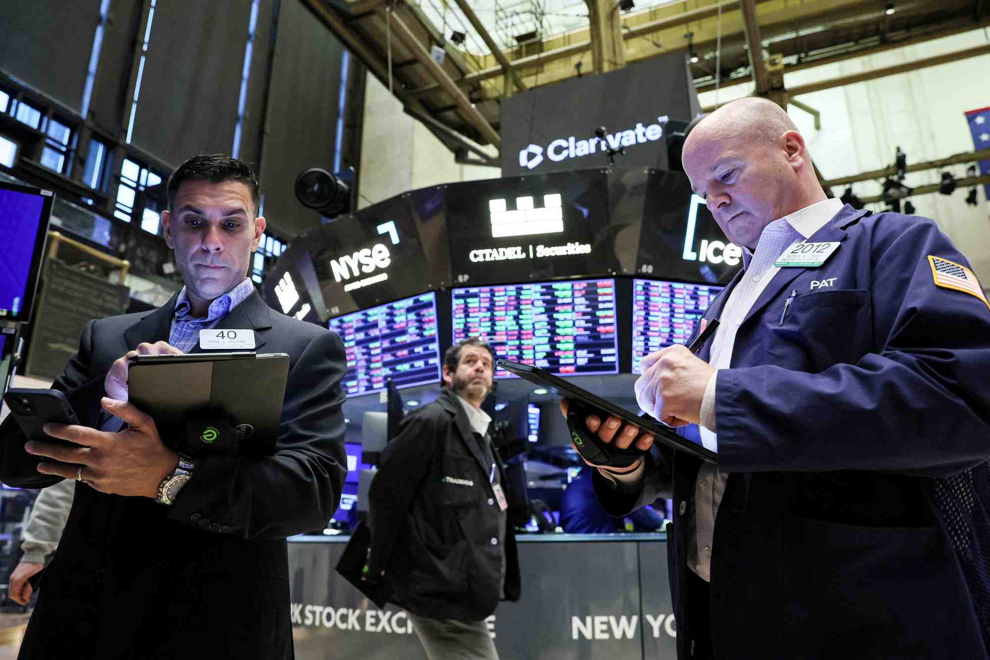 Des traders travaillent sur le parquet de la bourse de new york