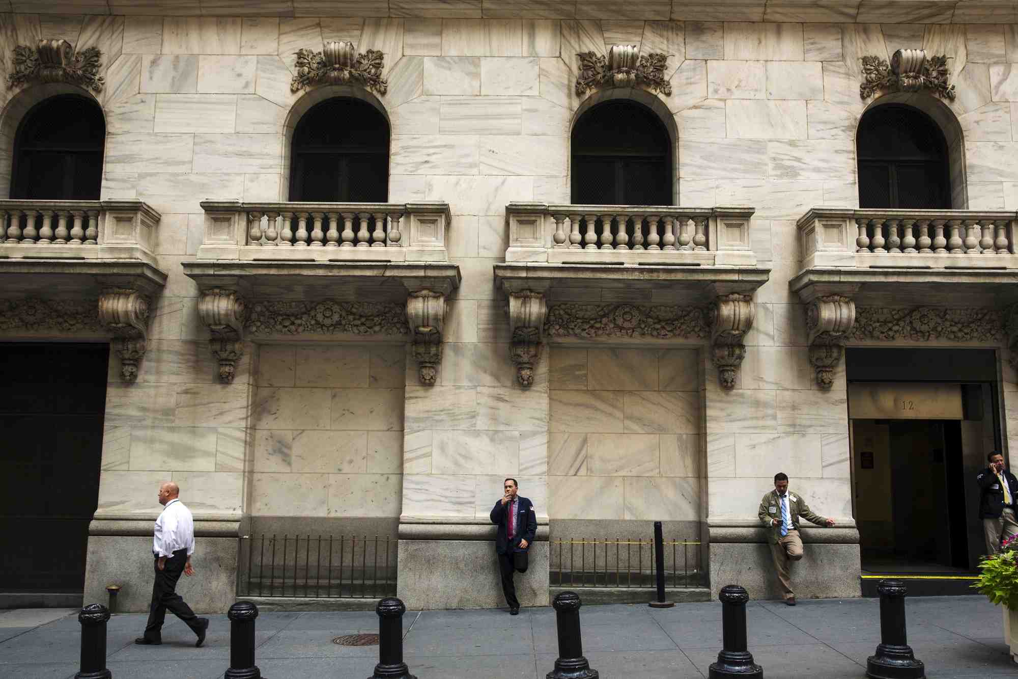 Des traders devant la bours de new york