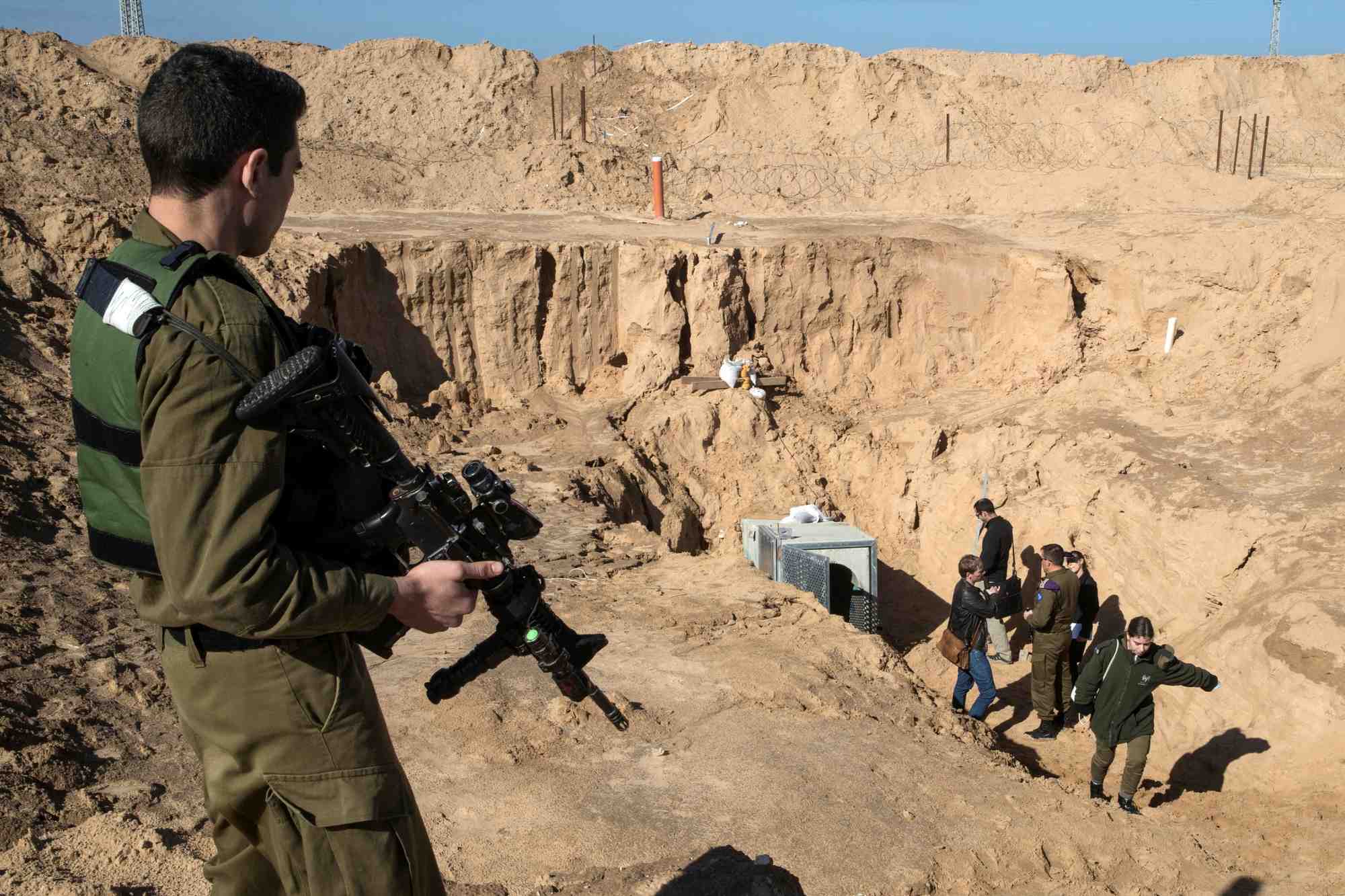 Un soldat israelien pres de l'entree de ce que l'armee israelienne considere comme un tunnel d'attaque transfrontalier creuse de gaza vers israel