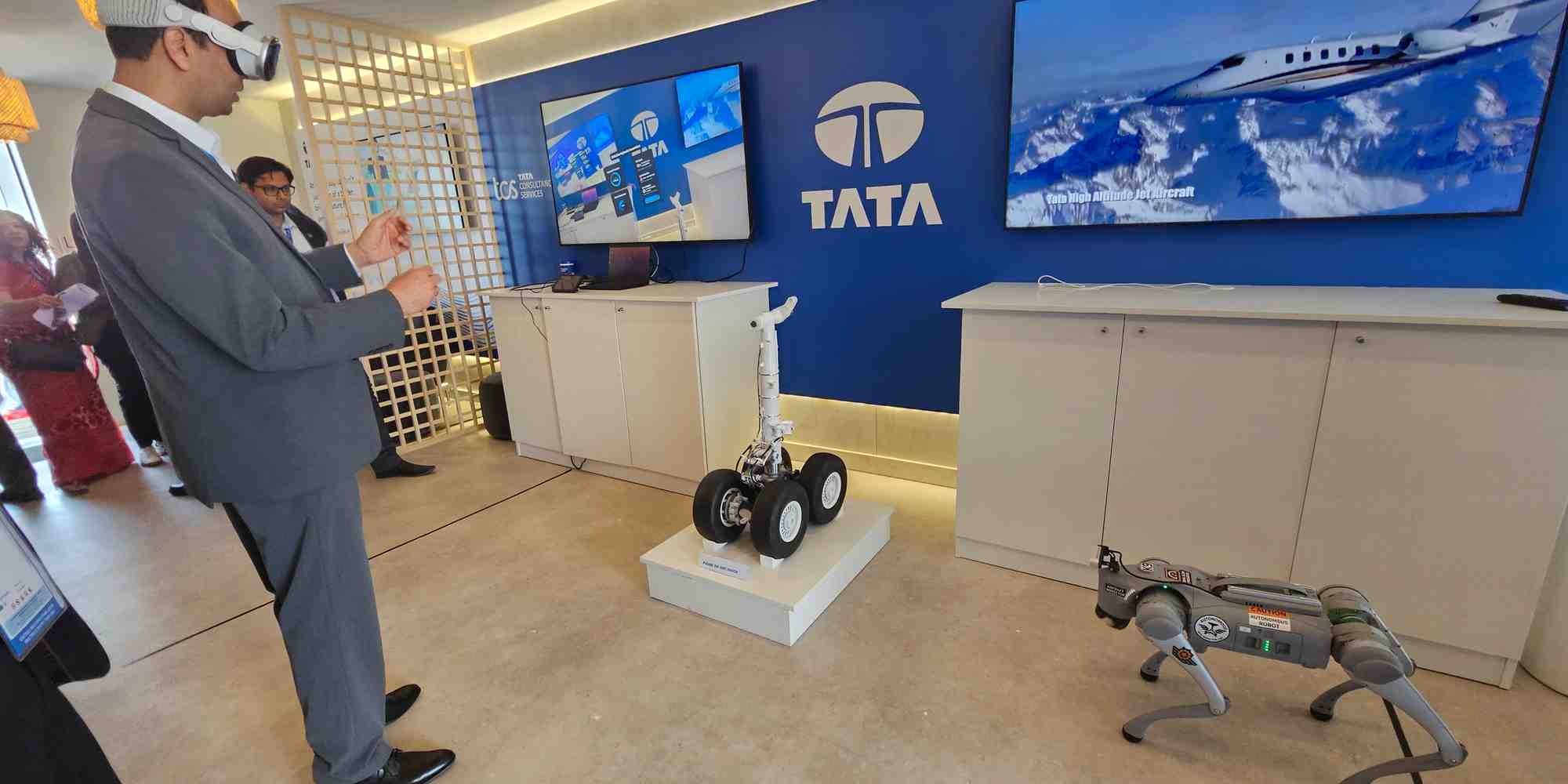Chien robotisé, casque de réalité virtuelle et algorithmes d'IA mobilisés sur le chalet Tata pour inspecter un train d'atterrissage.