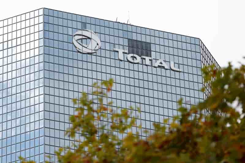 Total recule dans le sillage des cours du petrole
