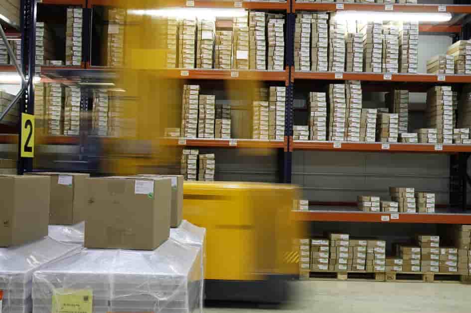En 2024, le marché immobilier de la logistique poursuit sa chute, tant en nombre d'opérations qu'en m2 placés.