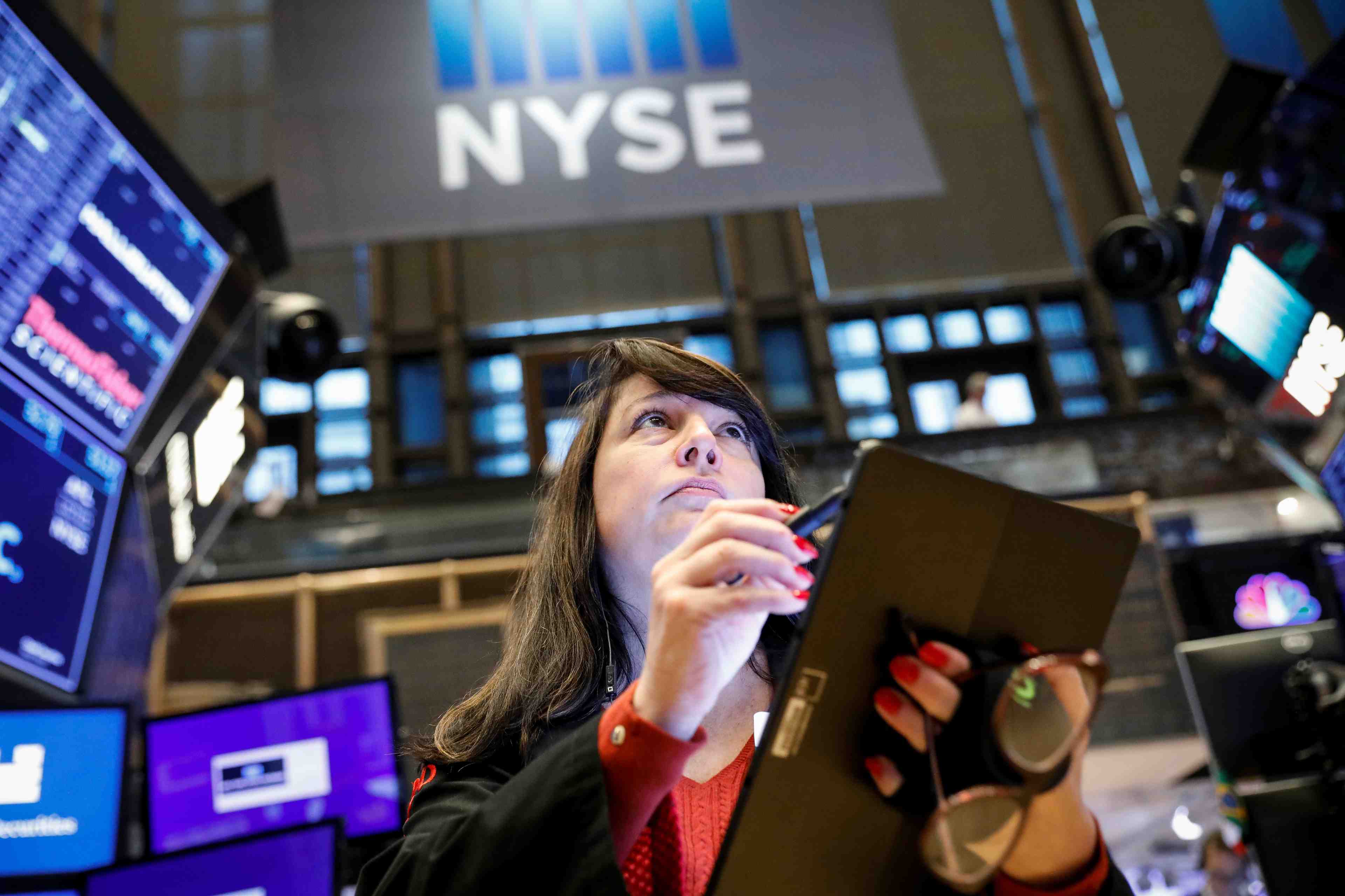 Wall street bat encore des records puis hesite