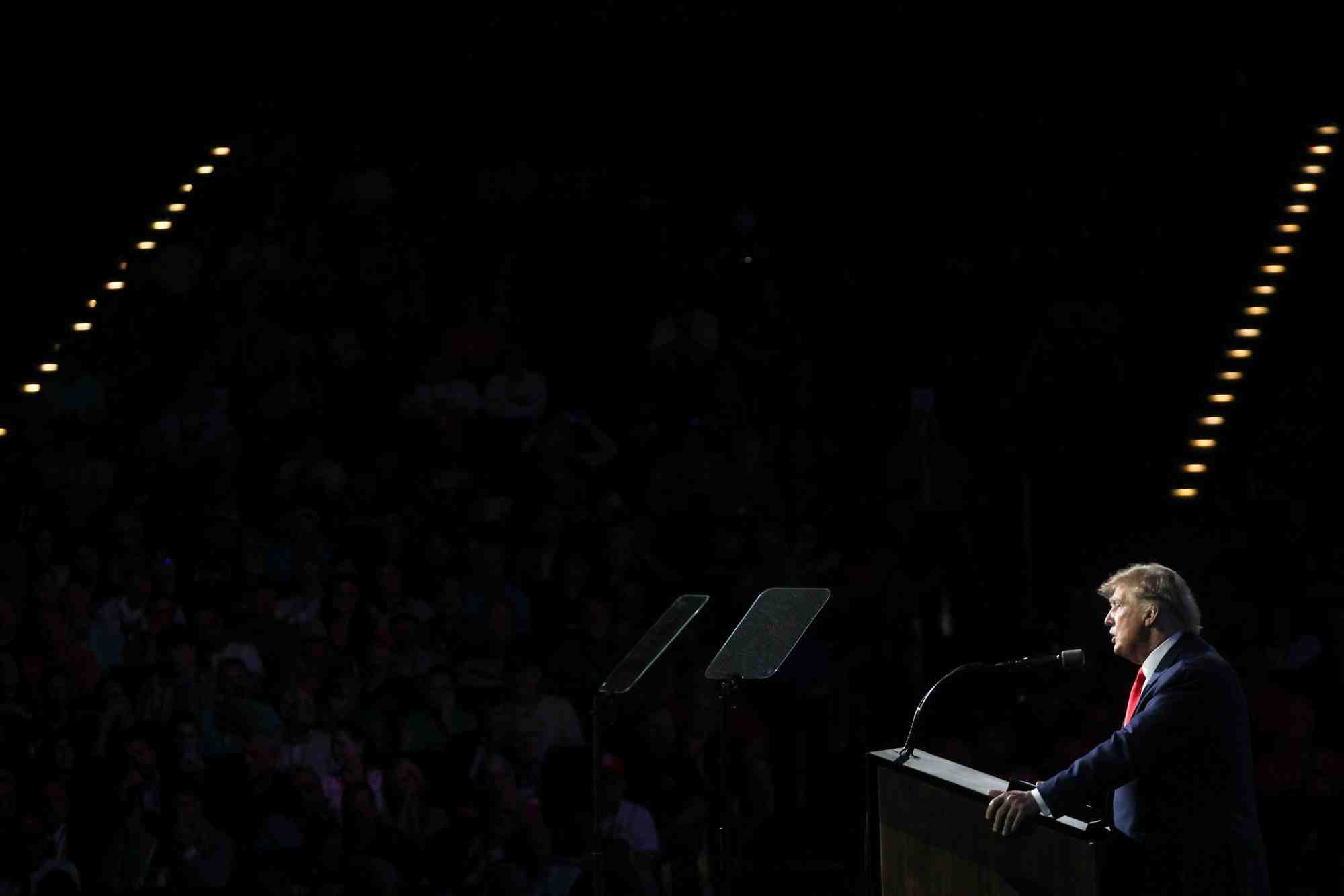Etats-unis: trump appelle a enfermer les personnes "derangees"