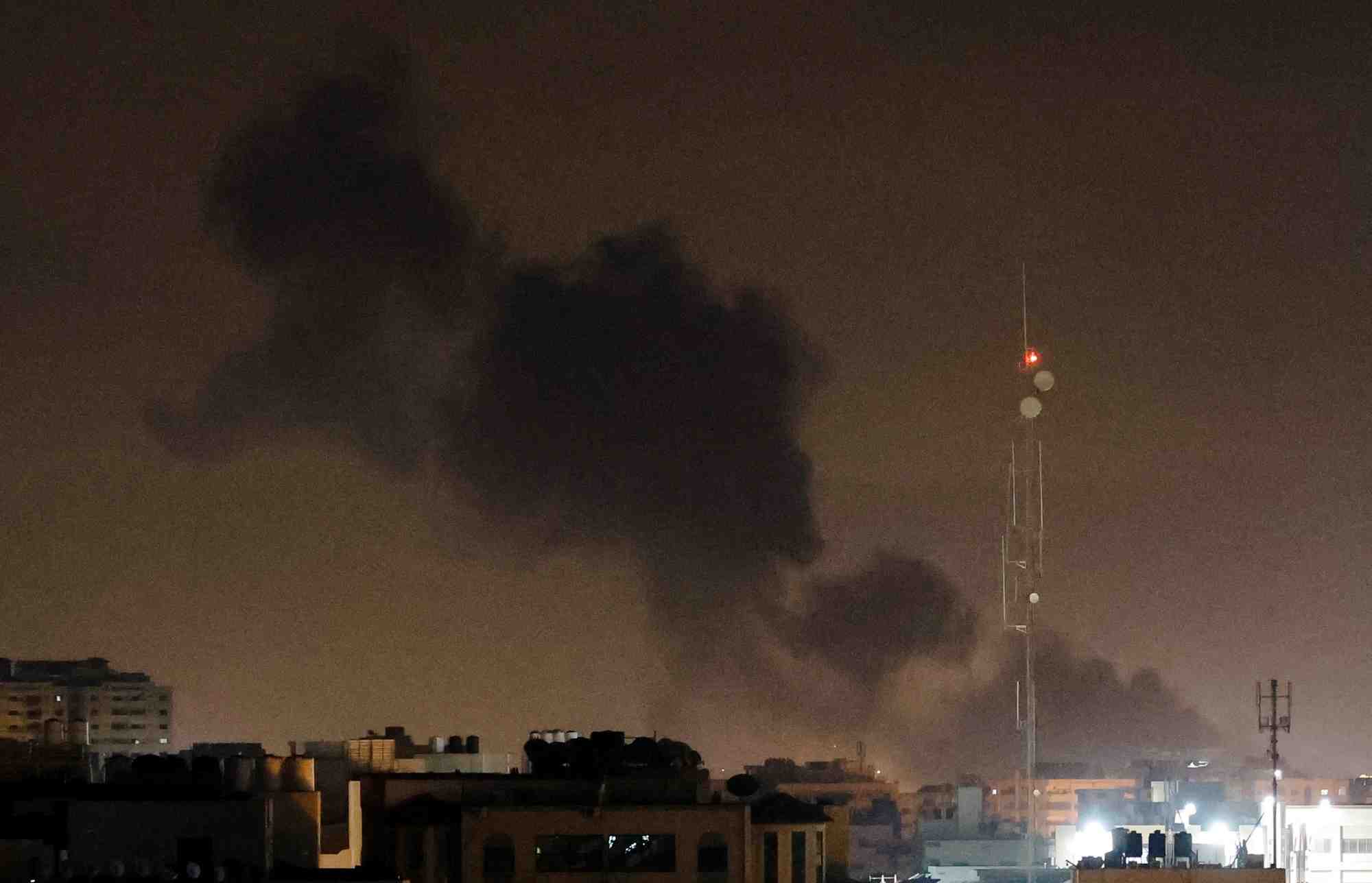 La fumee monte lors des frappes aeriennes israeliennes dans la bande de gaza