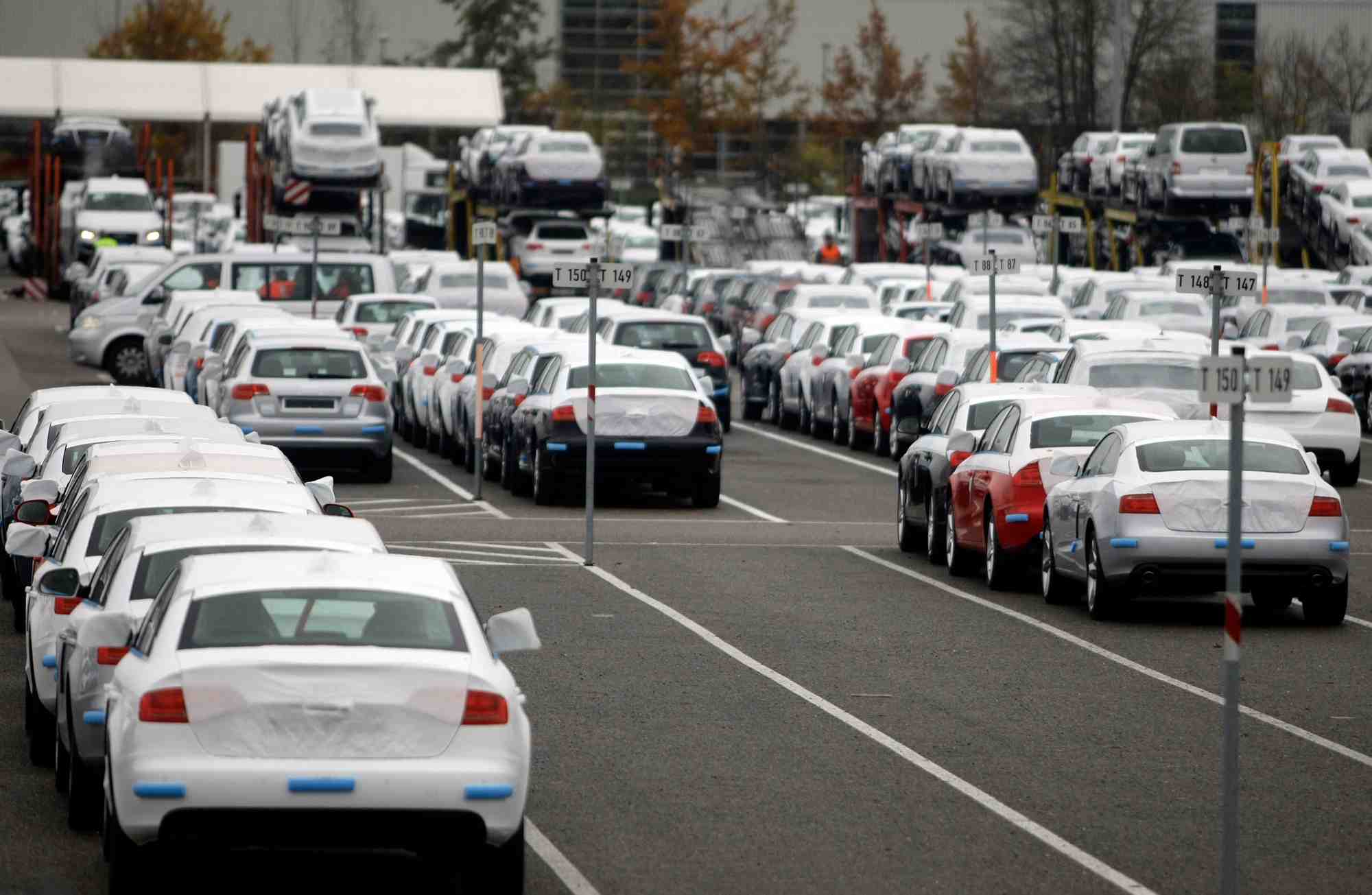 Des voitures neuves sur un terrain a l'exterieur de l'usine audi a ingolstadt, pres de munich