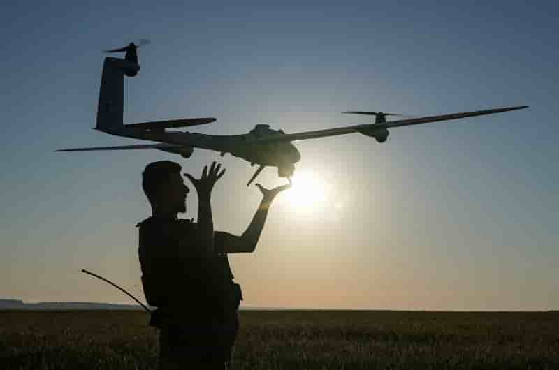 Un militaire ukrainien lance un drone pour survoler les positions des troupes russes