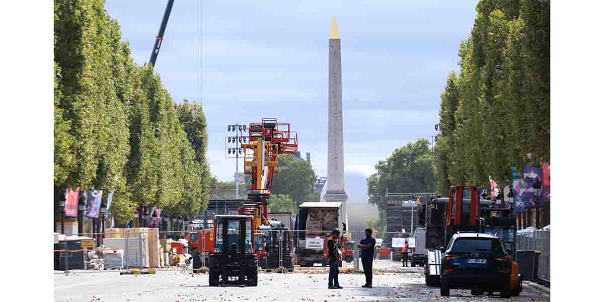 Le changement de lieu des Jeux olympiques de Paris aux Jeux paralympiques est en cours à grands pas sur la place de la Concorde à Paris, le 23 août 2024.