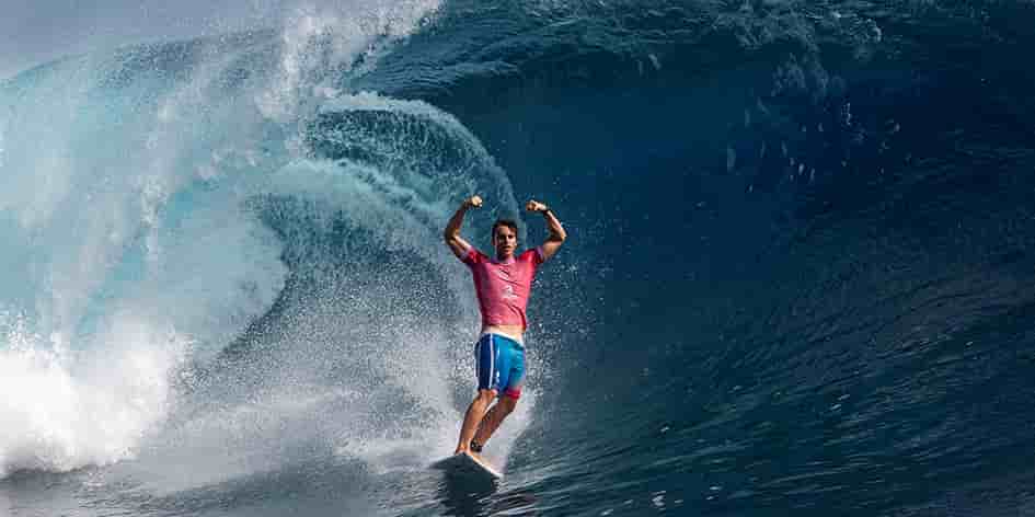Kauli Vaast à la sortie du tube qui lui a permis de décrocher sa médaille d’or, le 5 août à Tahiti