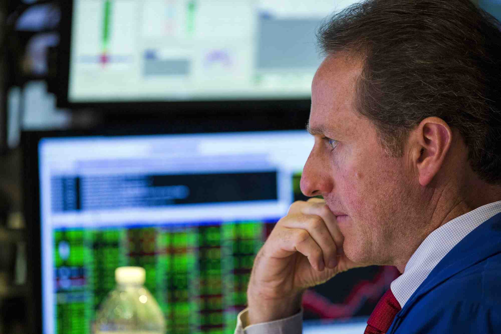 Un trader travaille sur le parquet de la bourse de new york