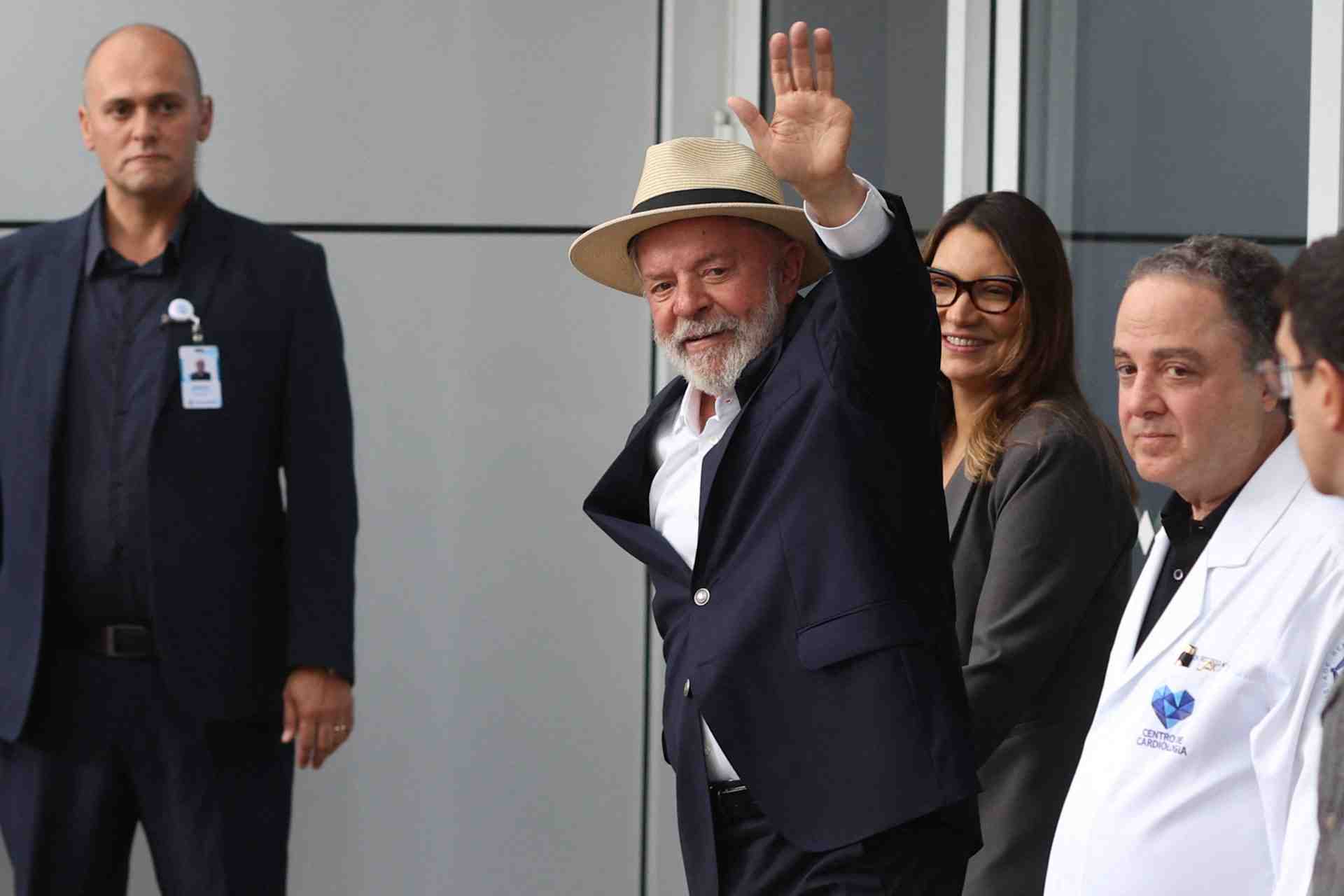 Le president bresilien luiz inacio lula da silva, salue alors qu'il quitte l'hopital sirio-libanes apres une operation, a sao paulo, bresil