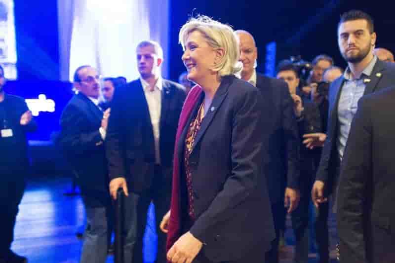 Le pen (26%) et macron (20,5%) devancent fillon (17,5%)
