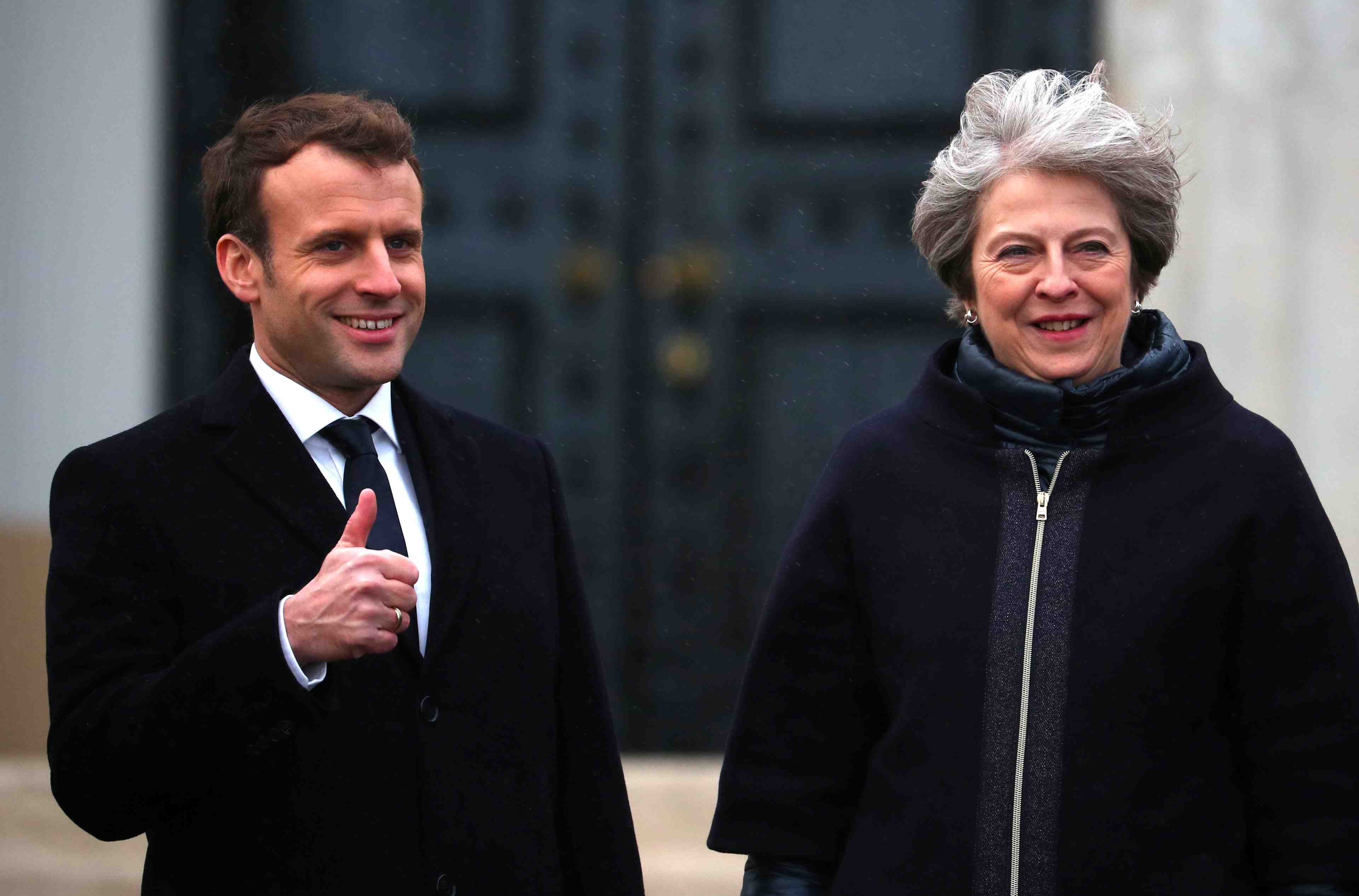 Macron et may accroissent les liens sur migrations et defense