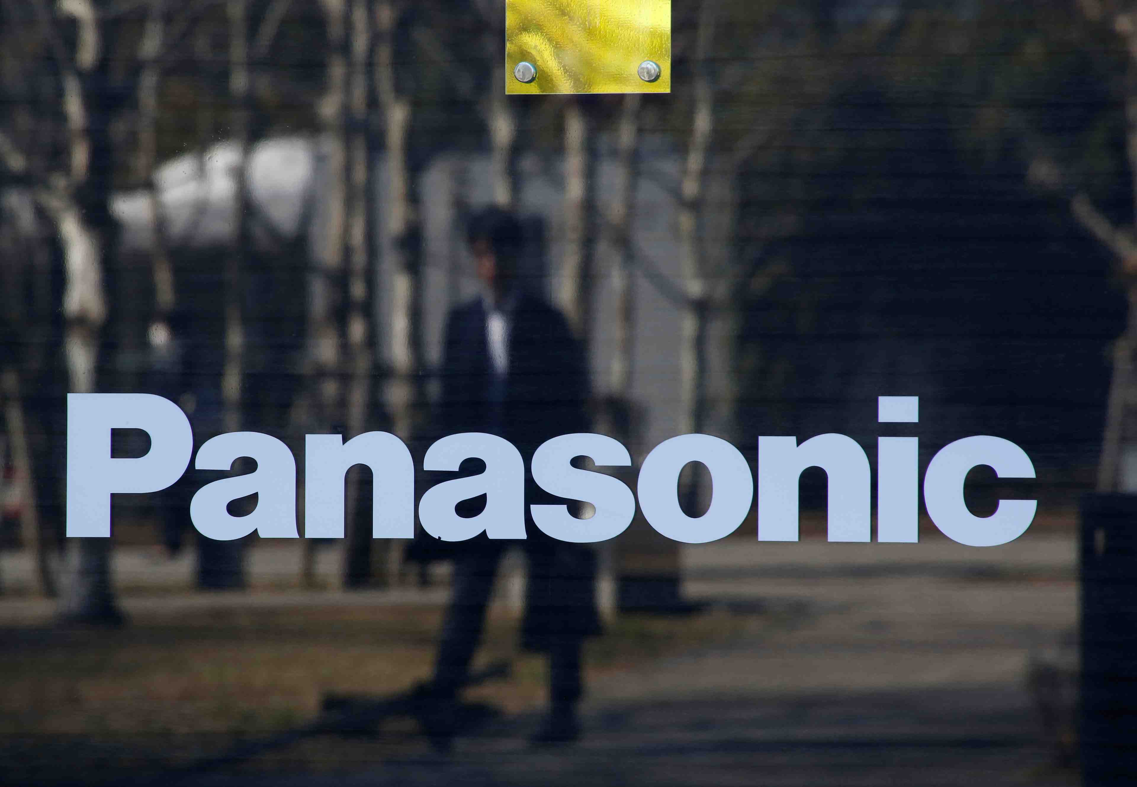 Panasonic reflechit aux investissements dans son usine avec tesla