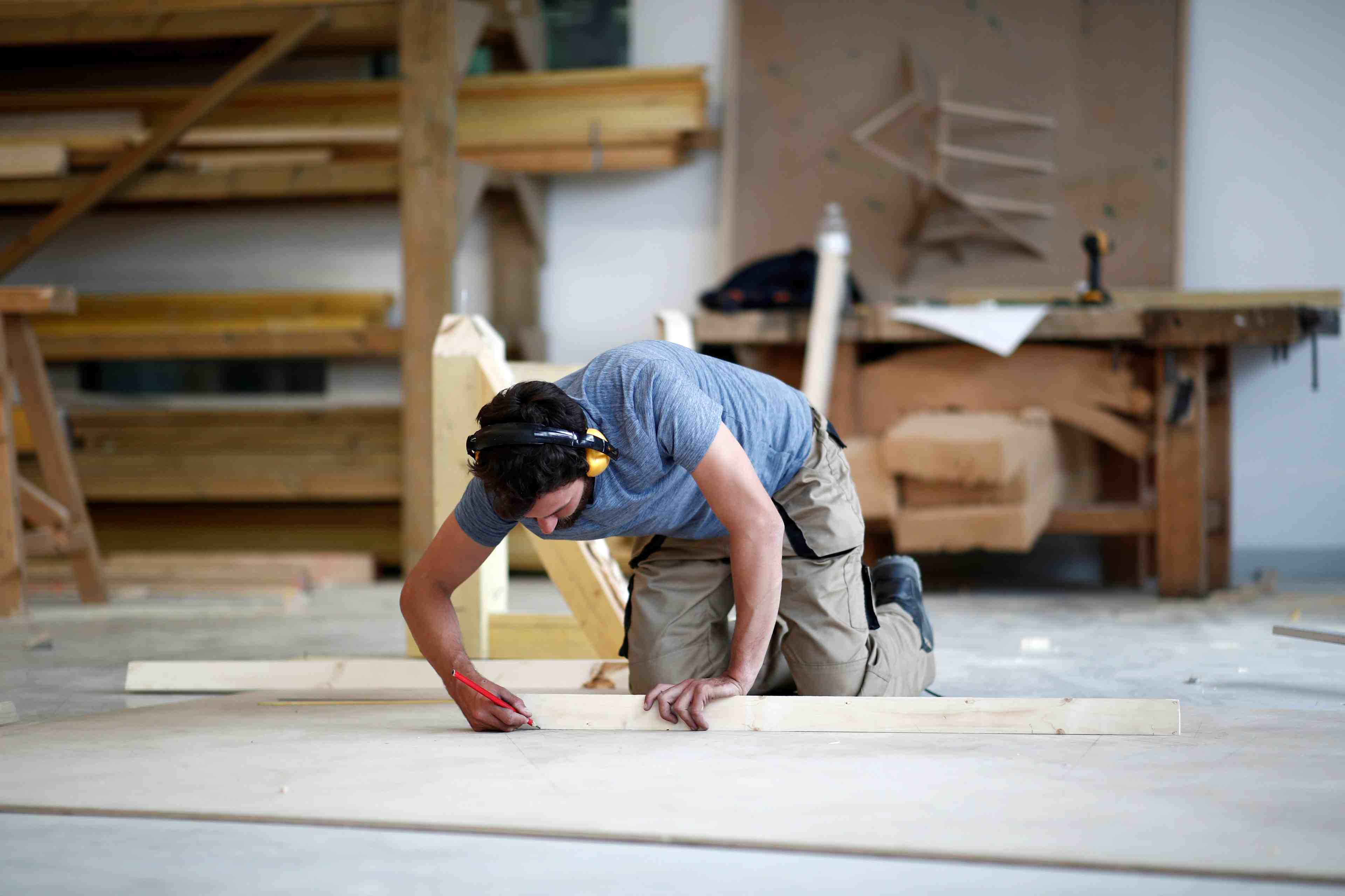 Les apprentis charpentiers a pied d'oeuvre pour notre-dame