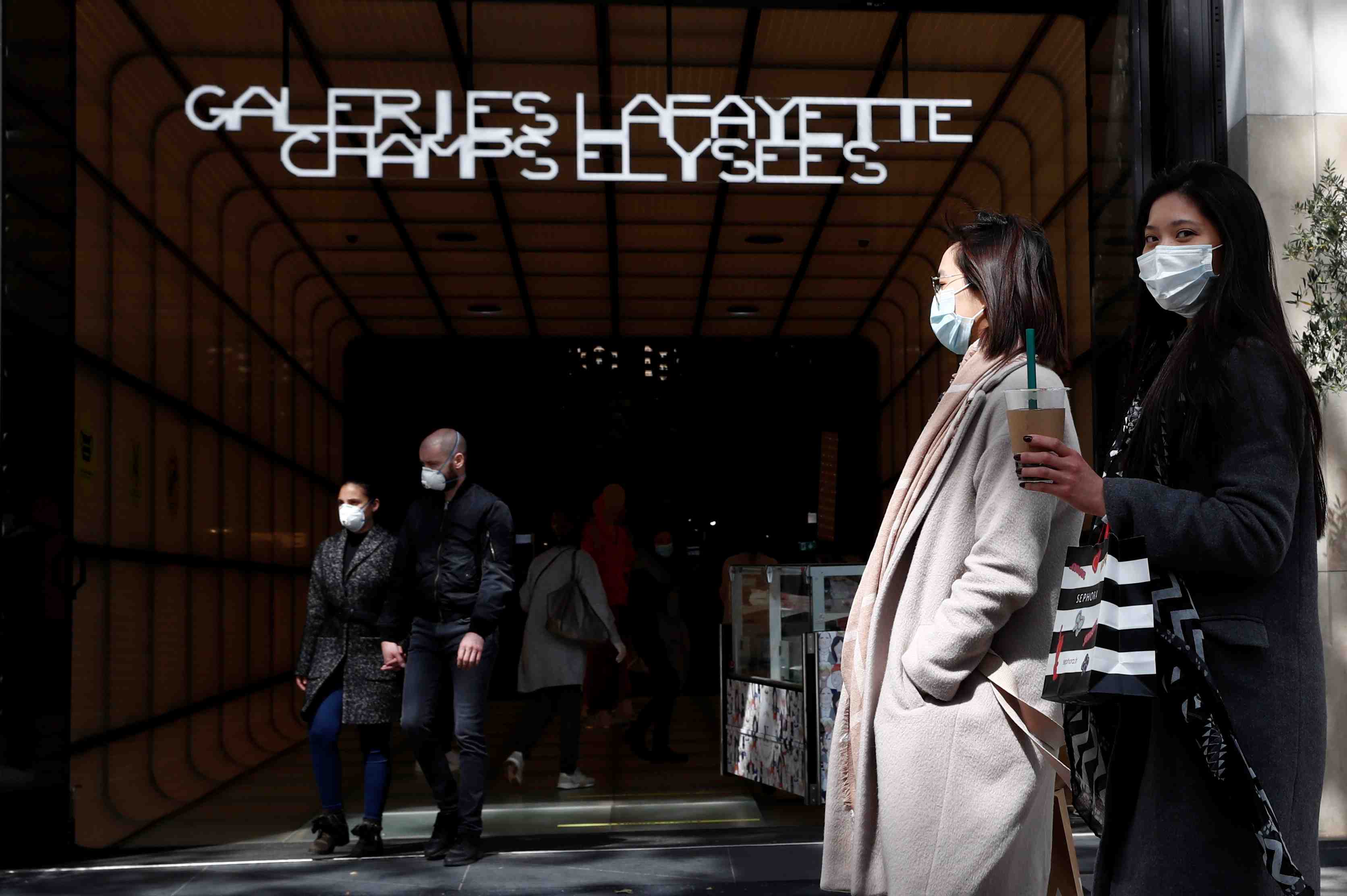 Le coronavirus pourrait diviser par deux cette annee les ventes de galeries lafayette
