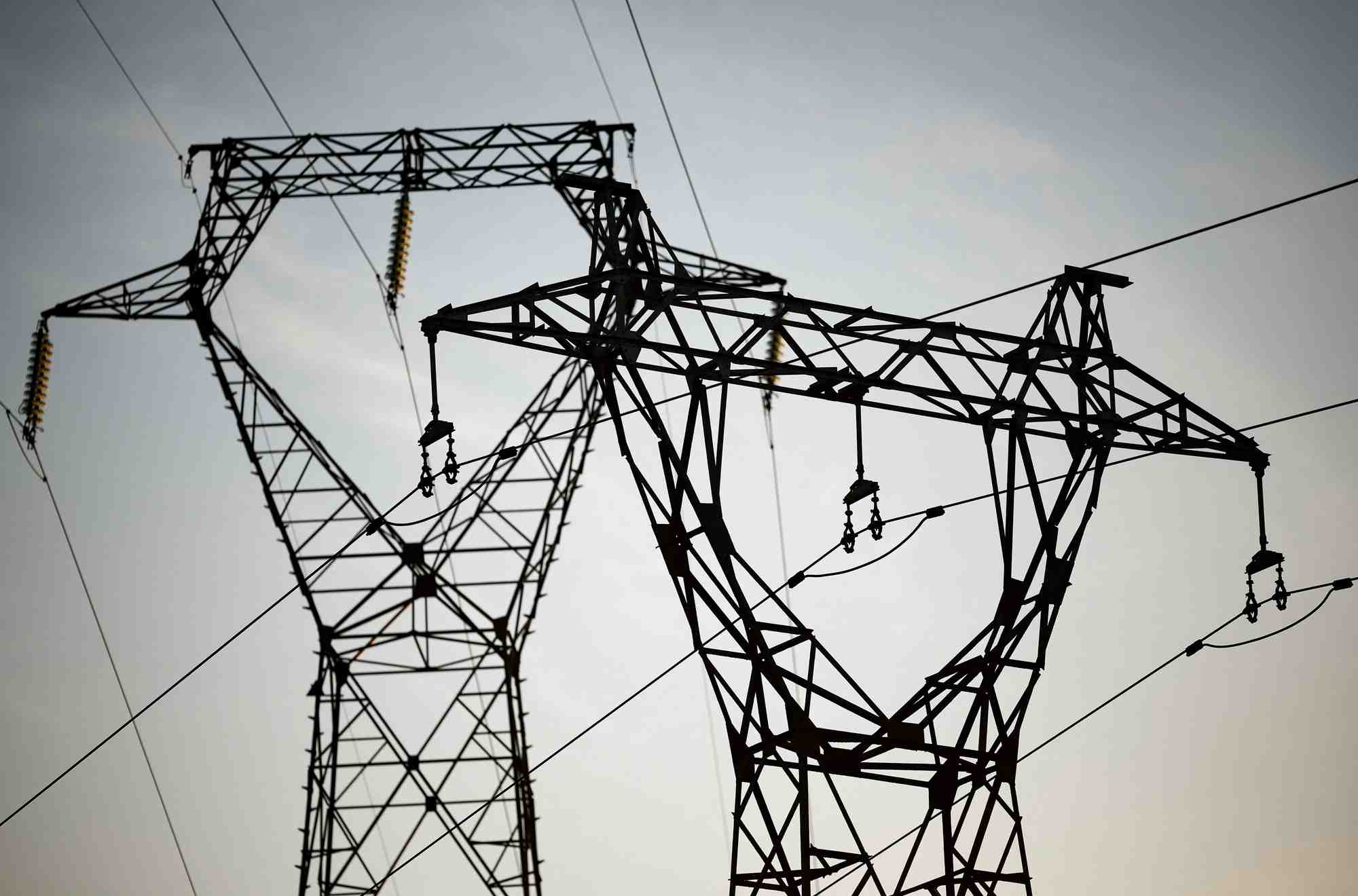 Des pylones de lignes electriques a haute tension sont photographies a vertou