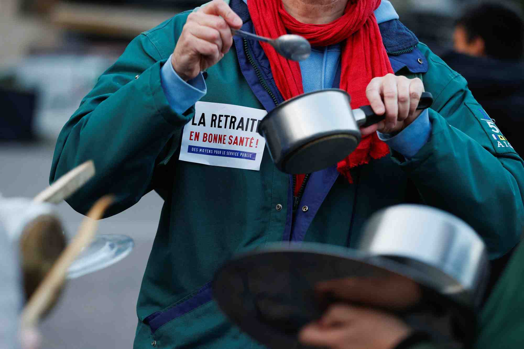 Des manifestants frappent sur des casseroles a paris