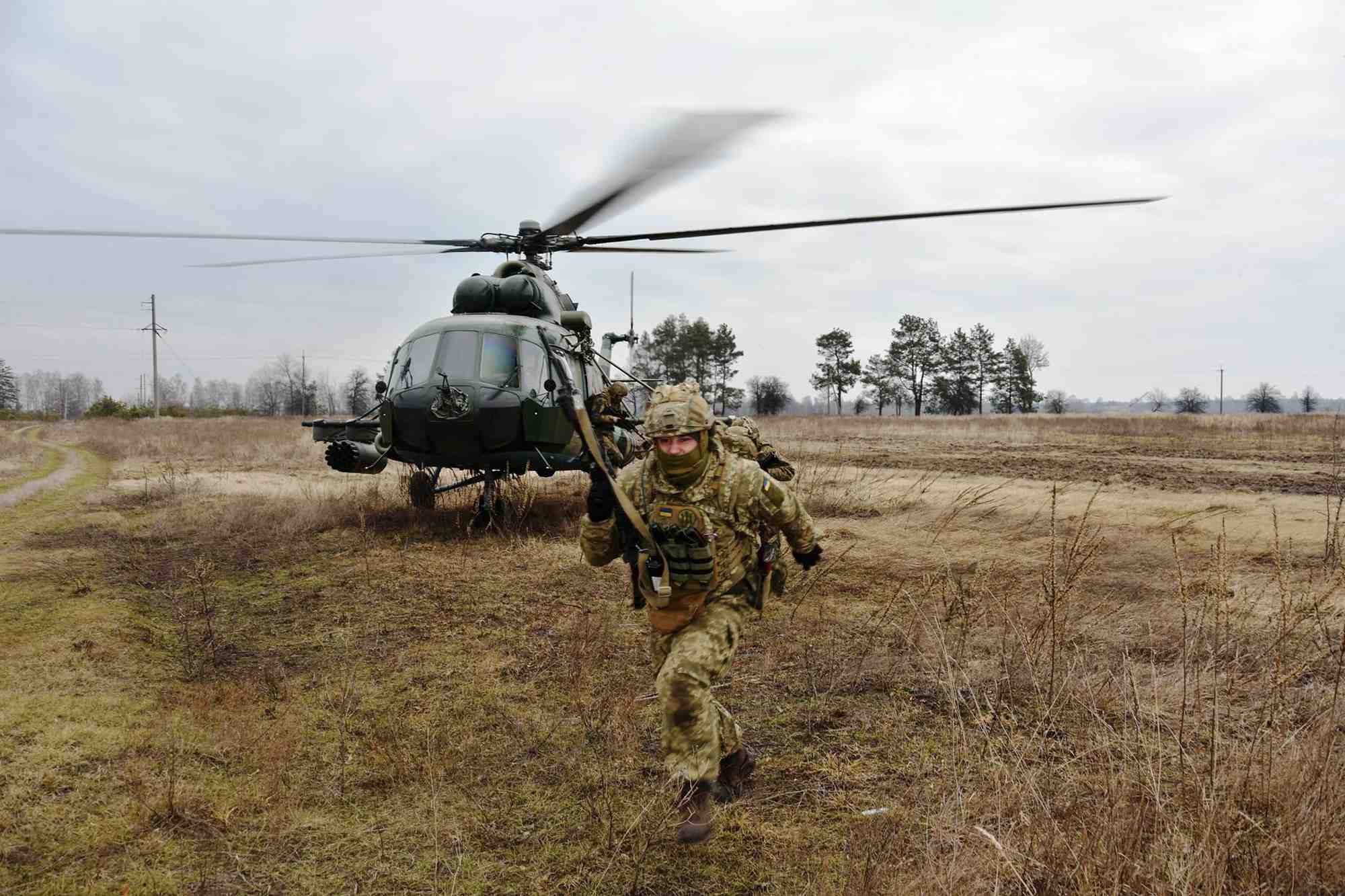 Les militaires des forces d'assaut aerien ukrainiennes participent a des exercices dans un endroit inconnu en ukraine