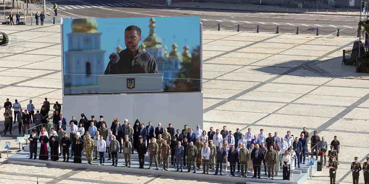 Le président ukrainien Volodymyr Zelenskiy apparaît sur un écran alors qu'il prononce un discours, pendant l'attaque de la Russie contre l'Ukraine, lors des célébrations du jour de l'indépendance du pays, à Kiev samedi. (24 août 2024)