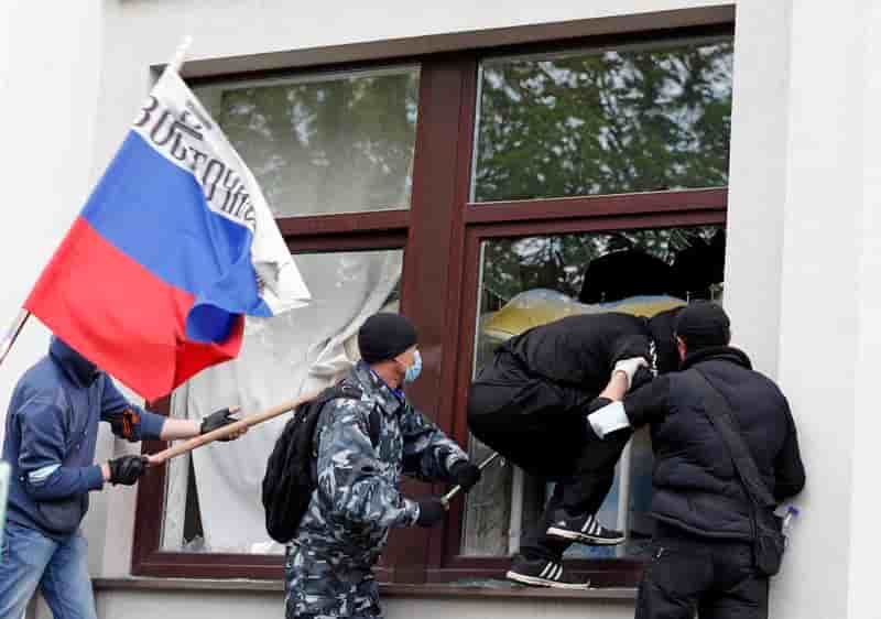 Des séparatistes au siège de l'administration à Louhansk