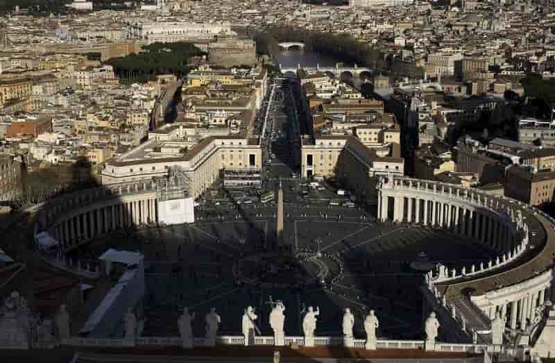 Deux ex-responsables du vatican juges pour detournement de fonds