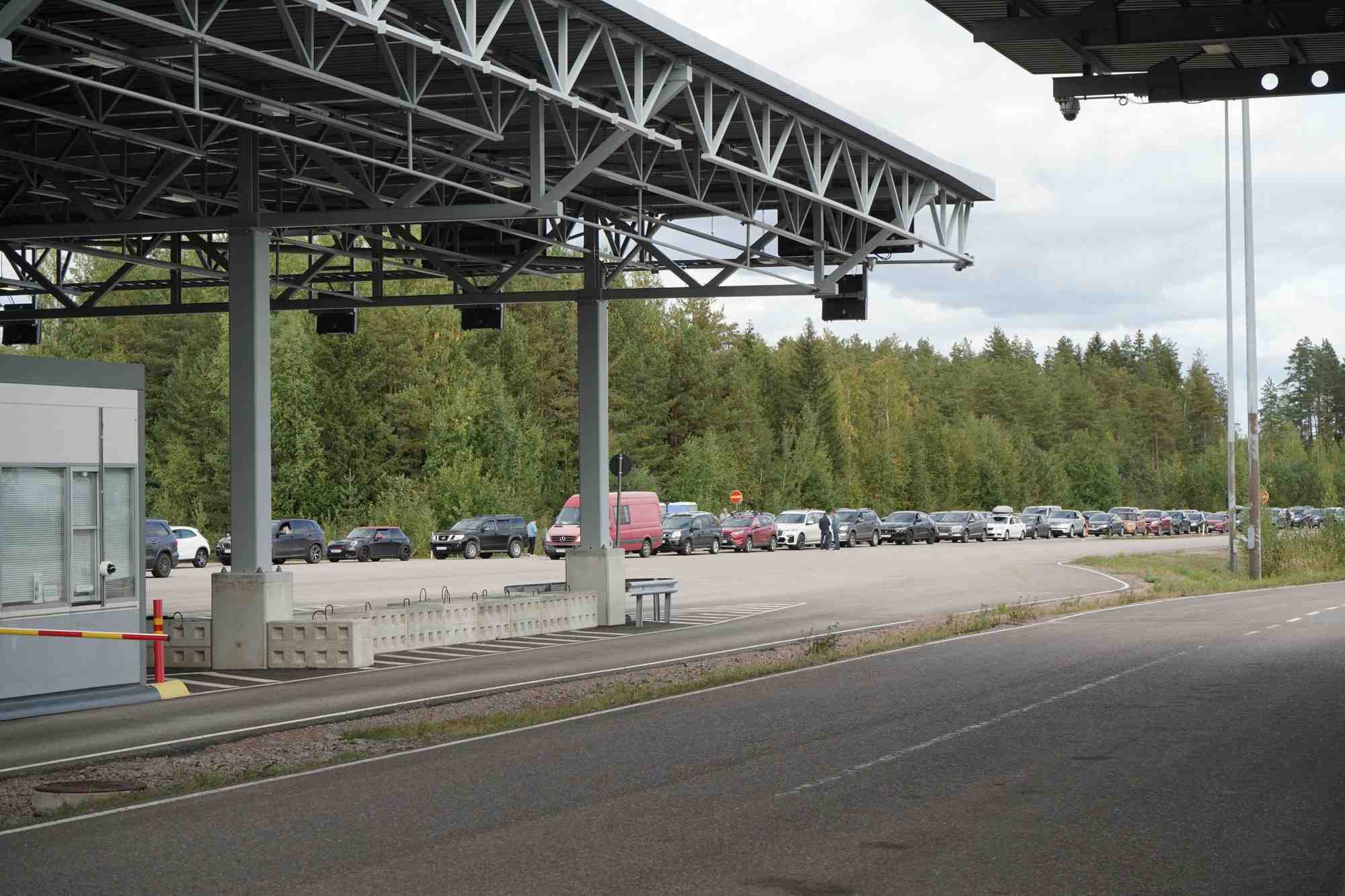 Les voitures font la queue pour entrer en finlande depuis la russie