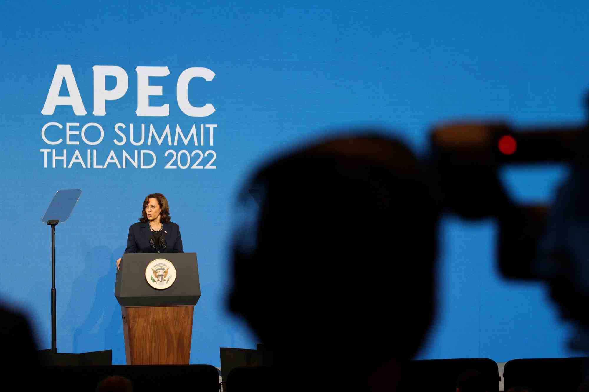 Le vice-presidente americaine kamala harris lors d'un discours au sommet de l'apec a bangkok