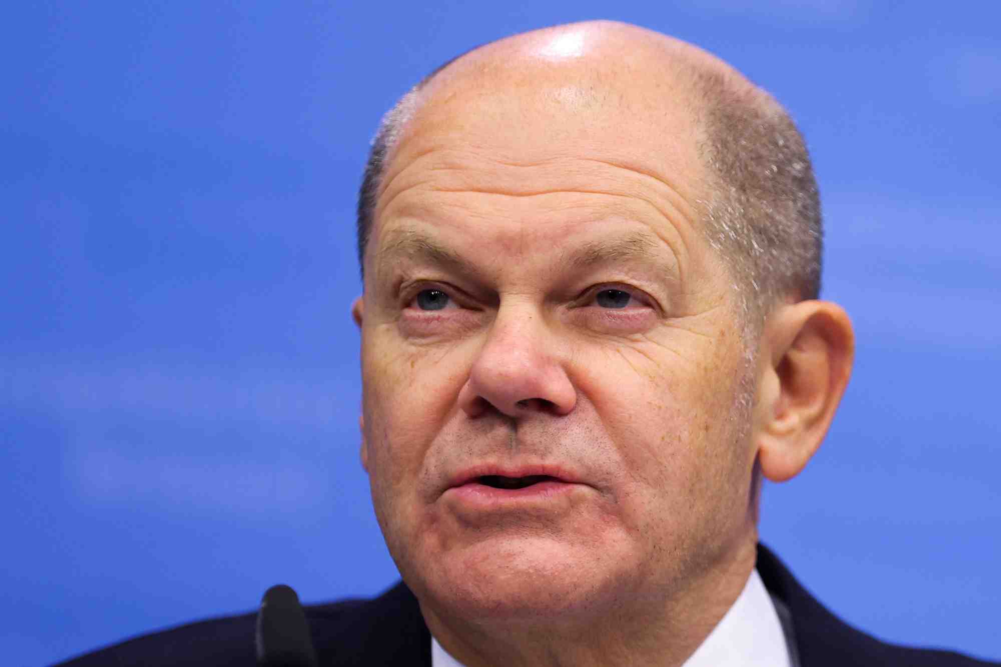 Le chancelier allemand olaf scholz lors d'une conference de presse a bruxelles, belgique