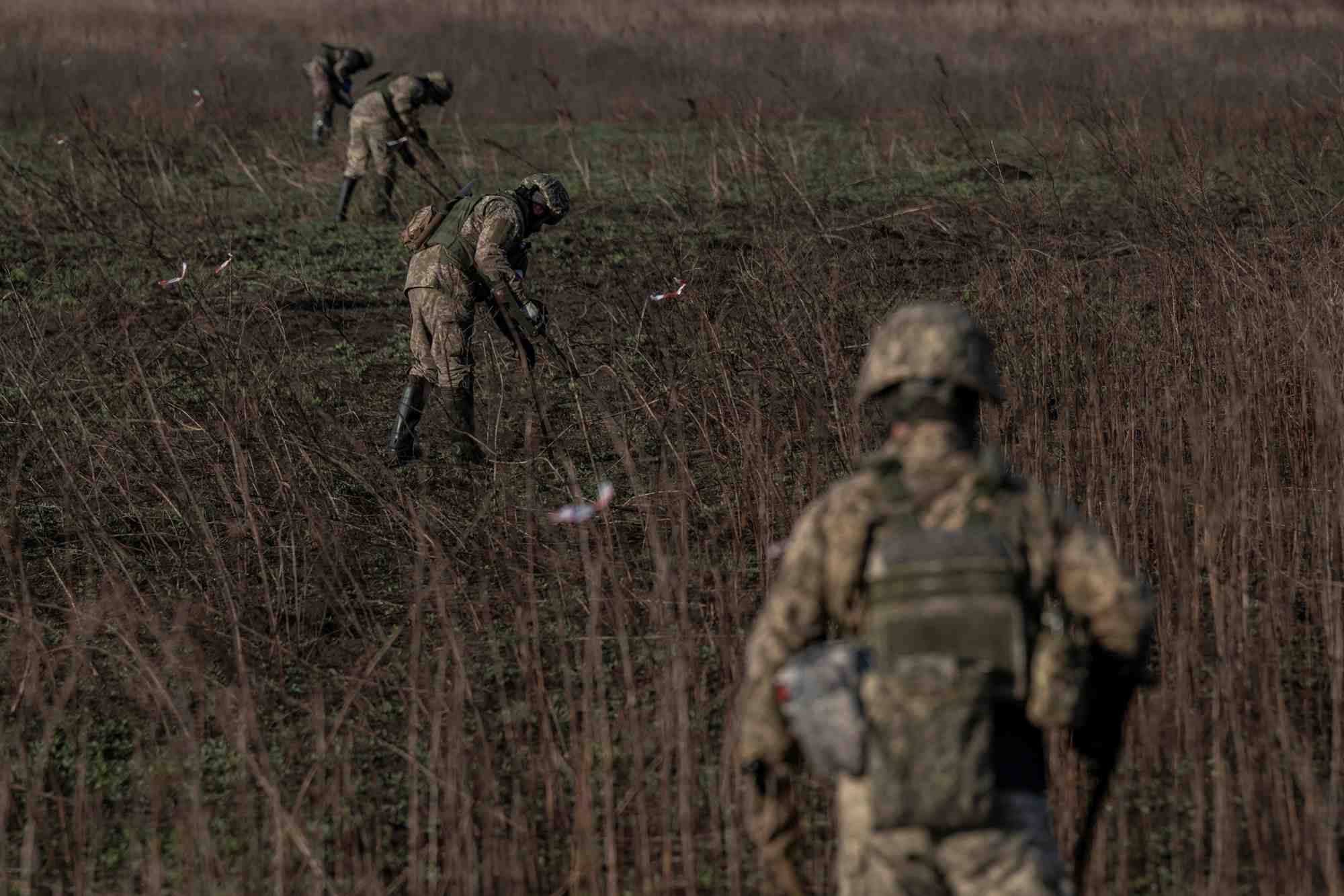 Des militaires ukrainiens a la recherche d'explosifs dans la region de kherson