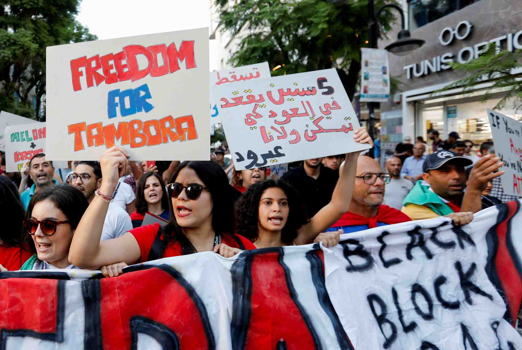 Des manifestants portent une banderole lors d'une manifestation contre le president tunisien kais saied, deux jours avant l'election presidentielle