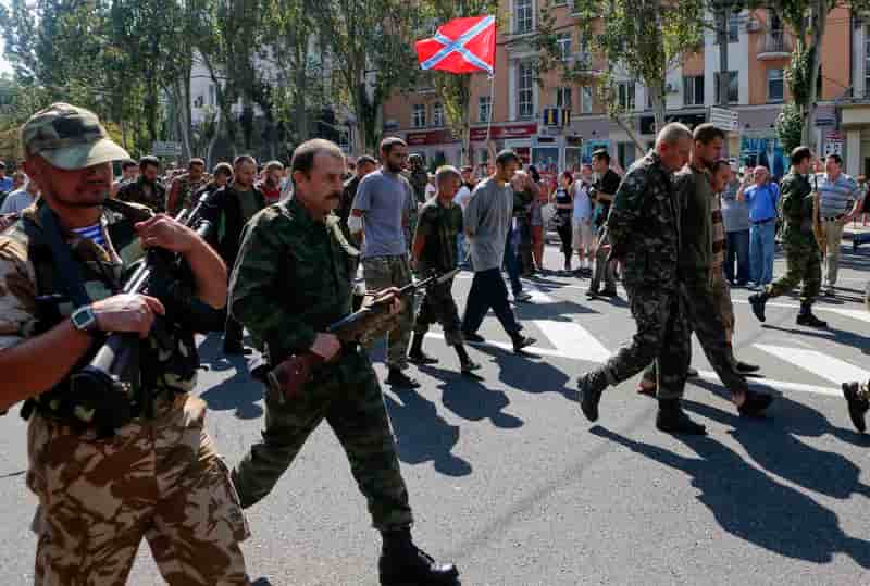 Les séparatistes font défiler leurs prisonniers à Donetsk