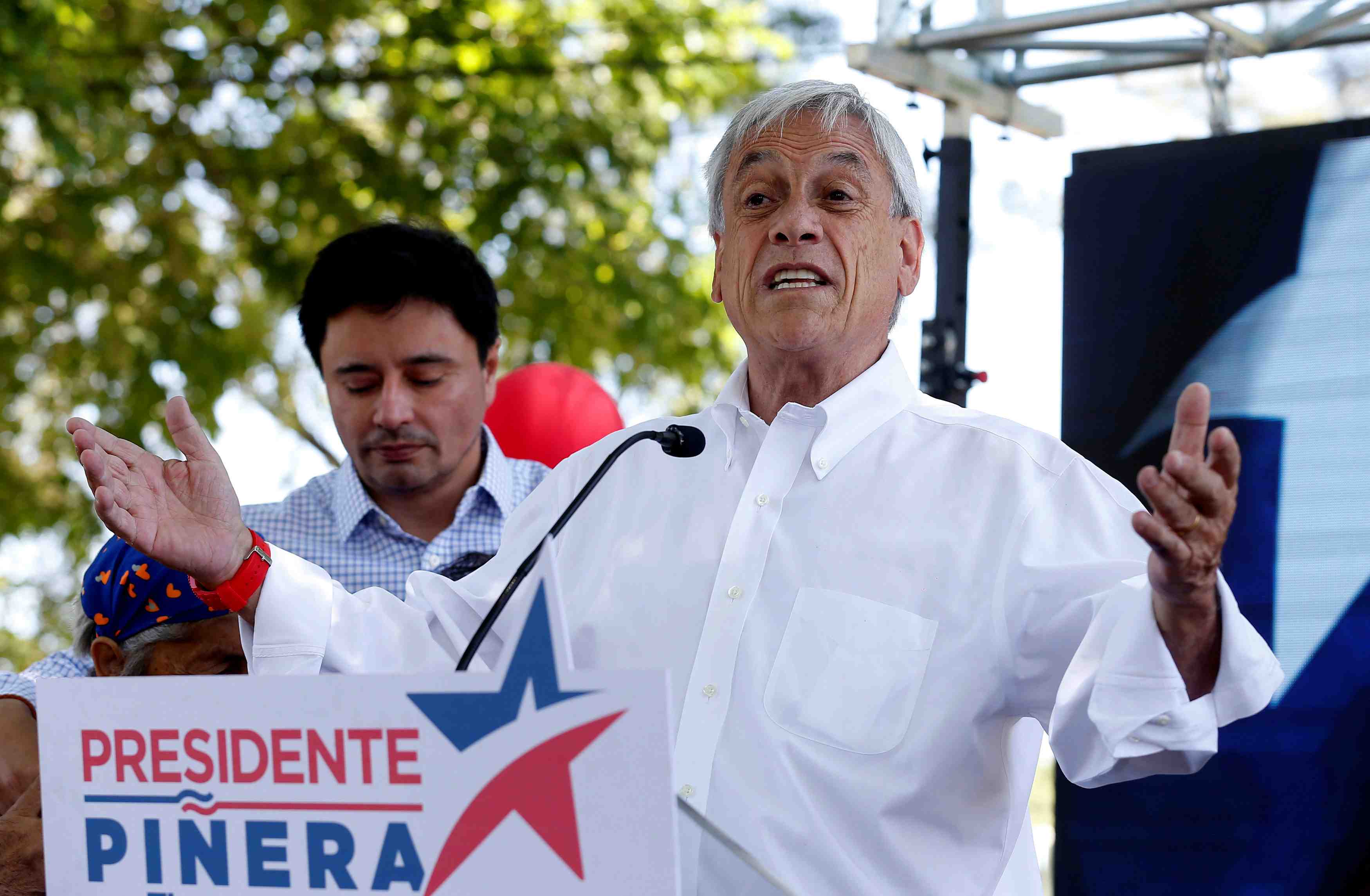 Les chiliens aux urnes, le conservateur pinera favori