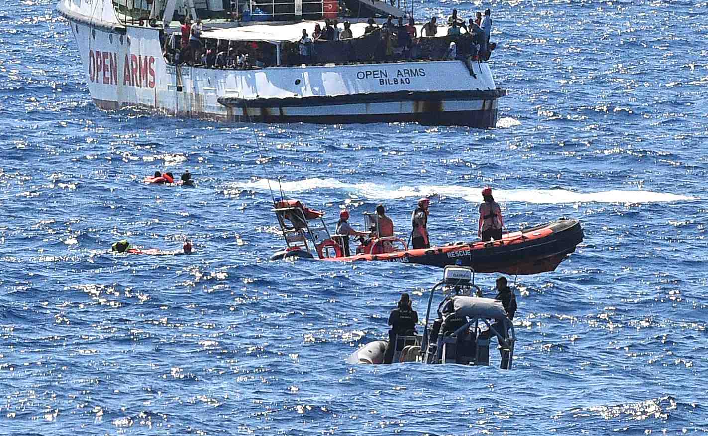 Dix passagers de l'open arms se sont jetes a l'eau, selon l'ong