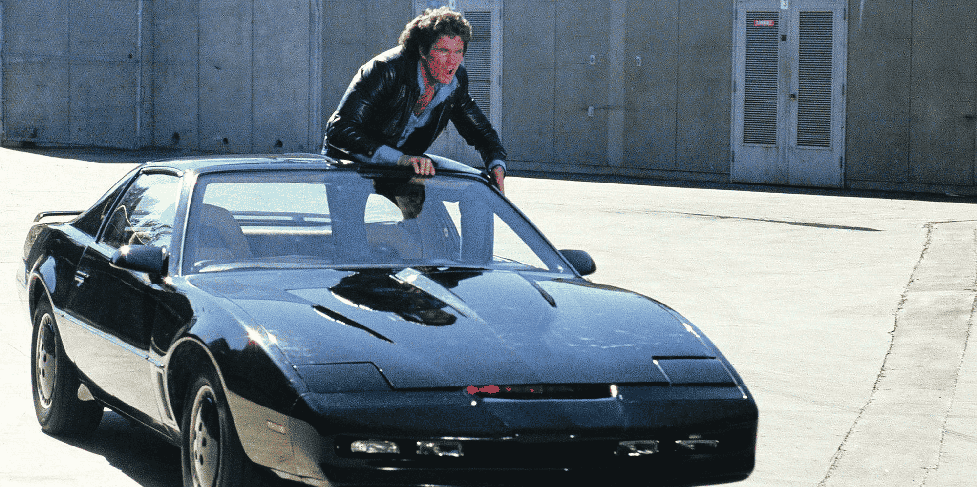 Dans K2000, série télévisée américaine des années 1980, Michael Knight (David Hasselhoff) combat le crime avec son bolide équipé d’une intelligence artificielle.