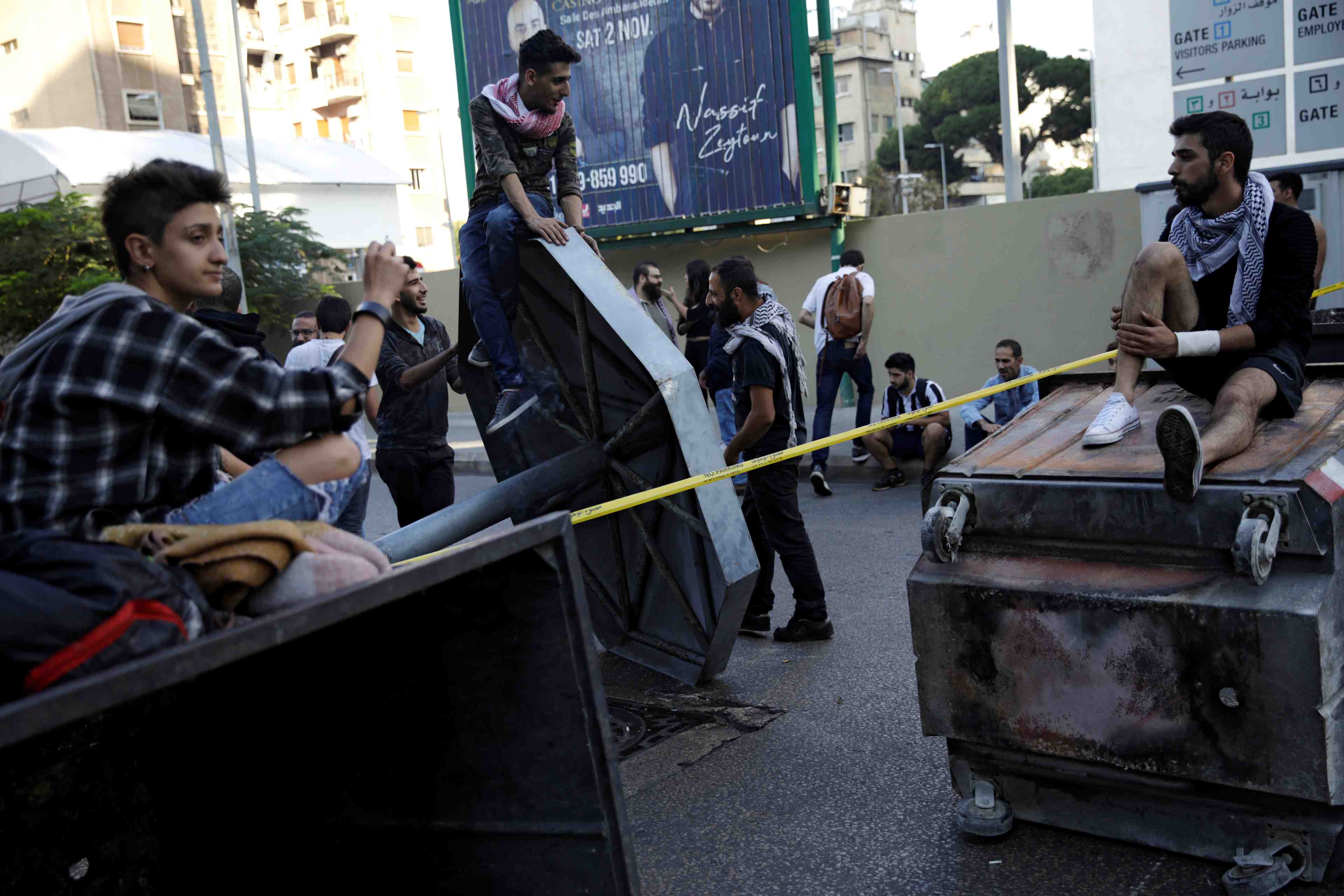 Beyrouth et d'autres villes du liban bloquees par des manifestants