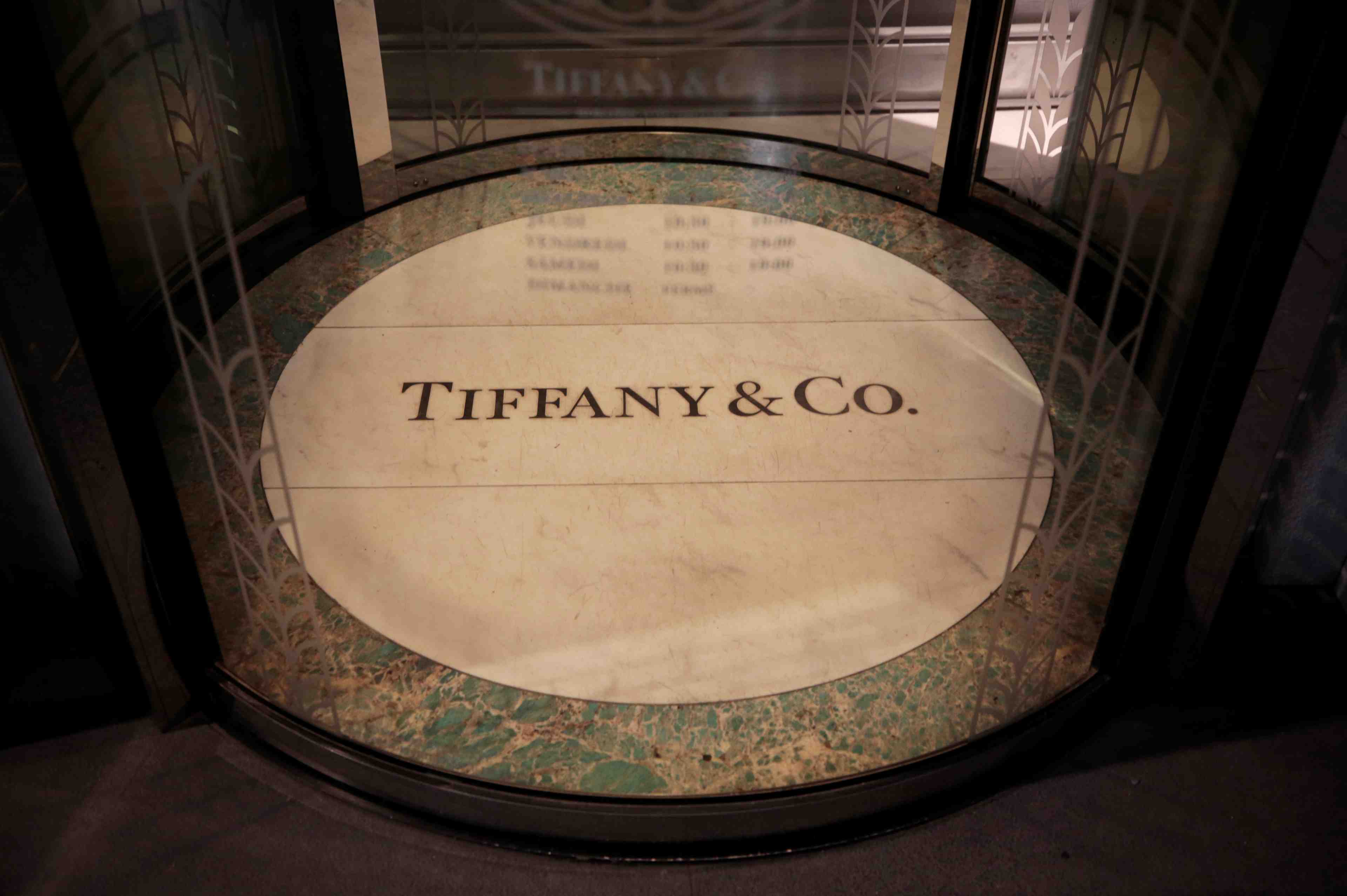 Lvmh releve son offre sur tiffany et accede a ses comptes