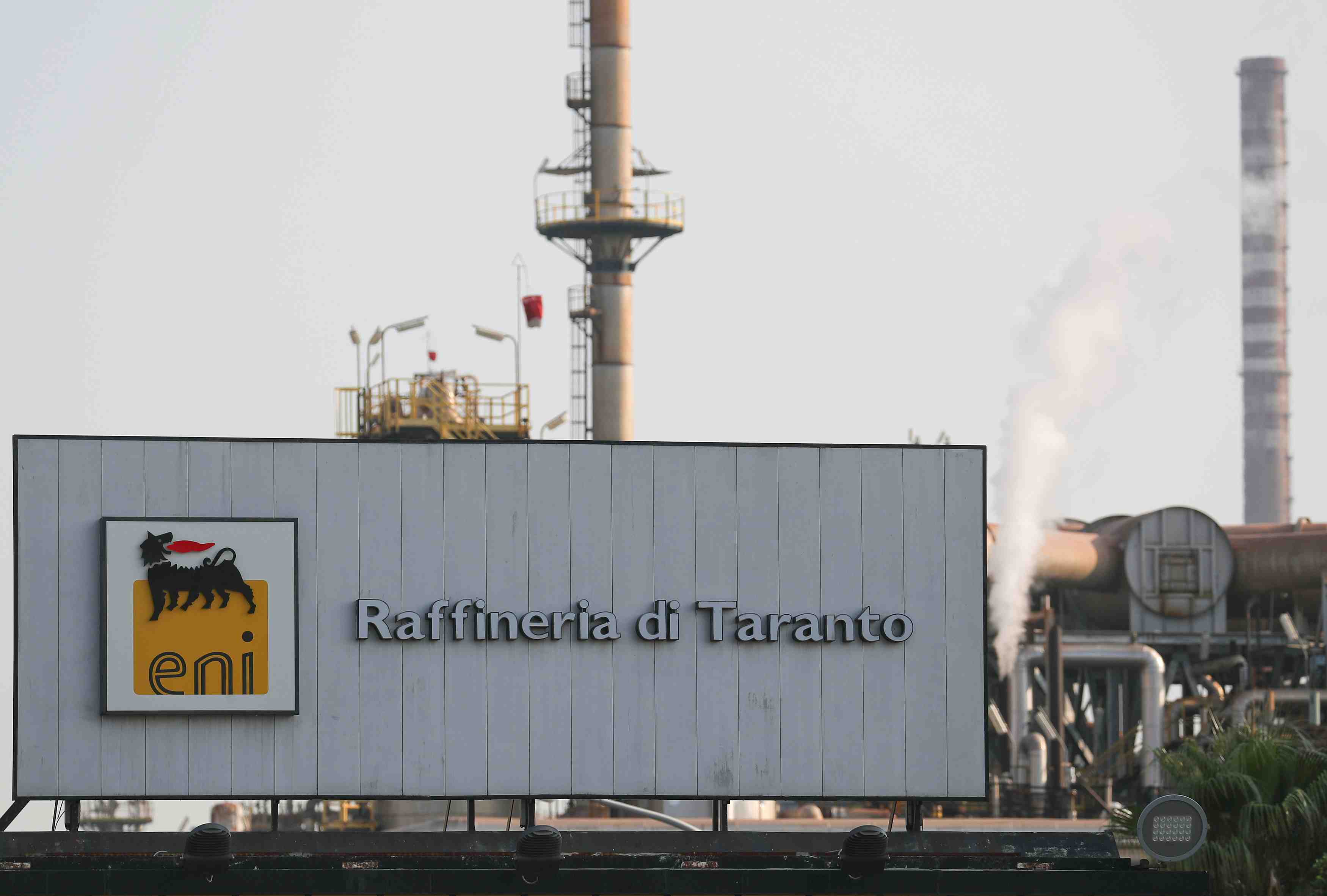 Prison requise contre le patron d'eni en italie pour corruption