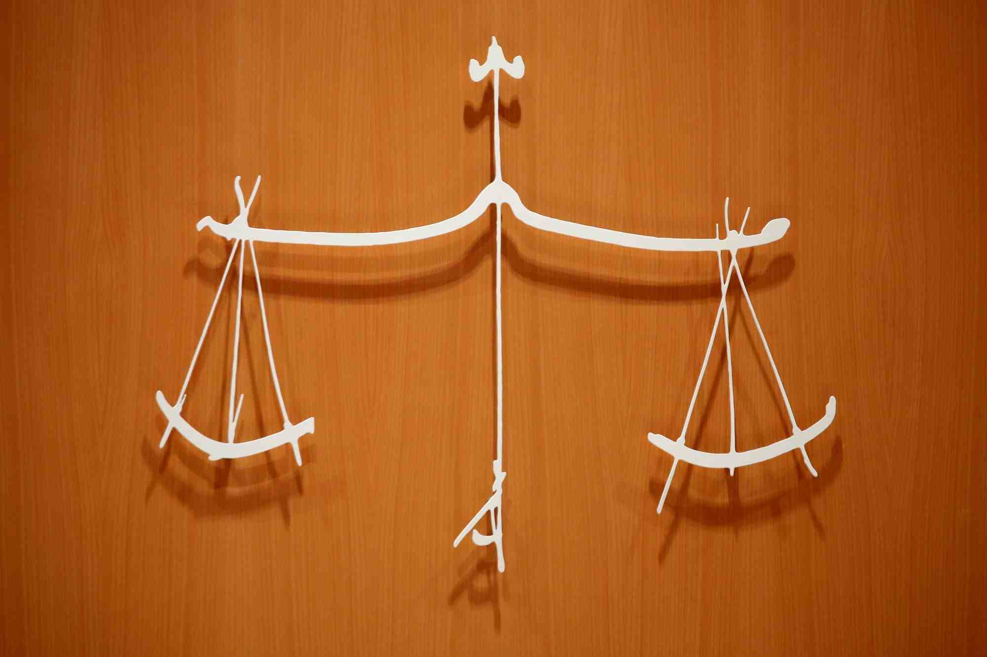 Le symbole de la justice, avec l'epee et la balance, est vu au palais de justice de paris