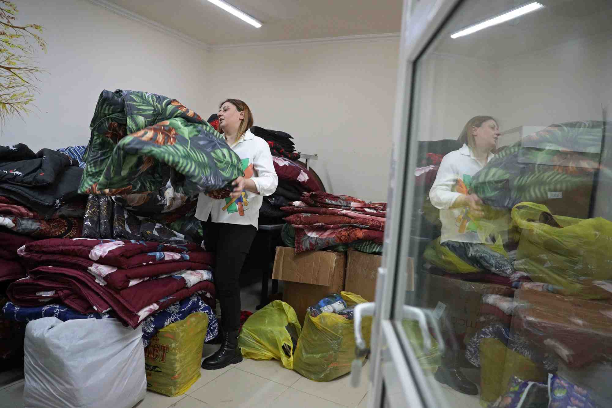 Photo de lilia abrahamian, travailleuse caritative, montre des couvertures preparees pour les refugies de la region du haut-karabakh a vanadzor