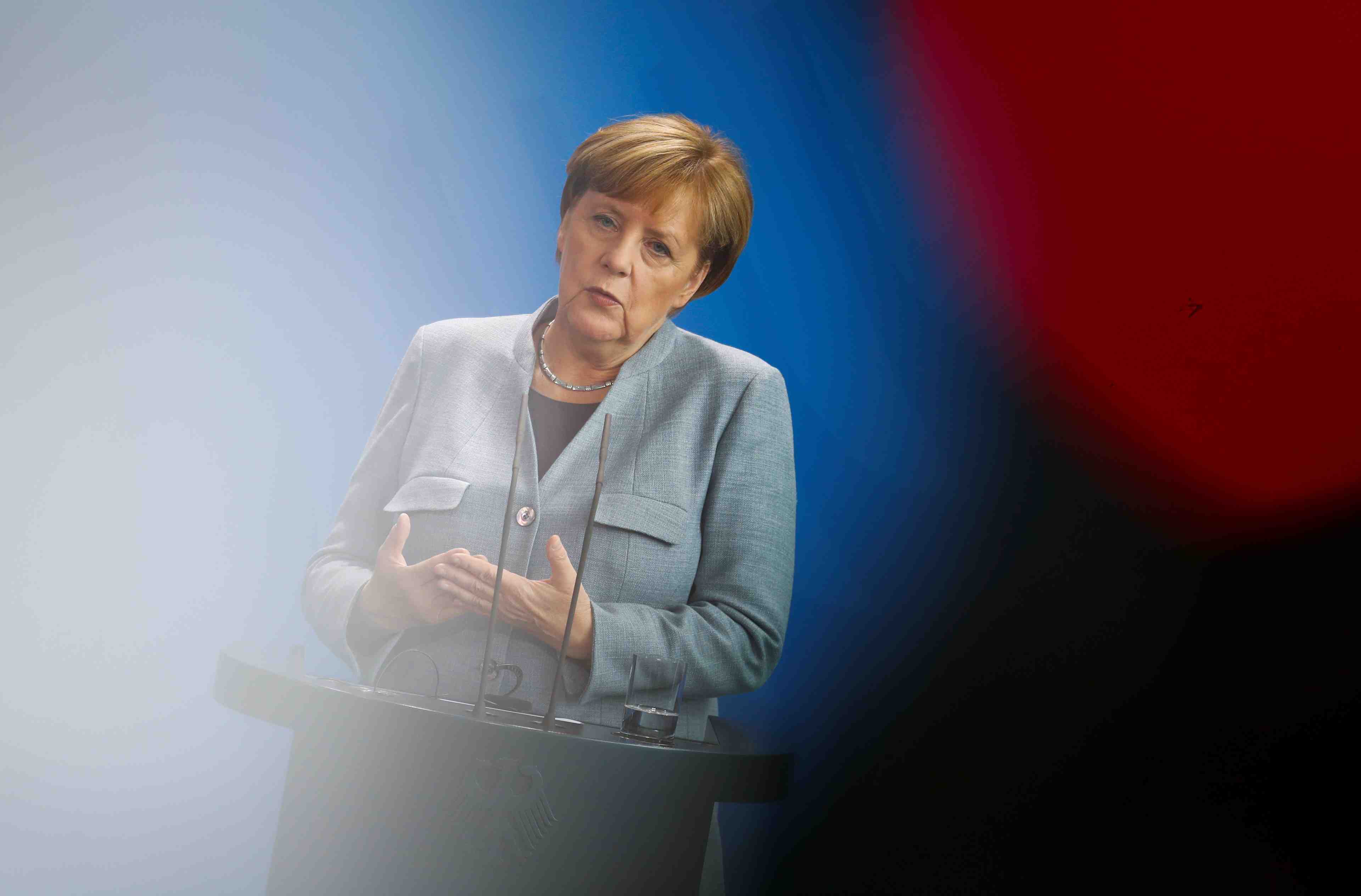 Refugies: merkel appelle orban au respect des regles europeennes