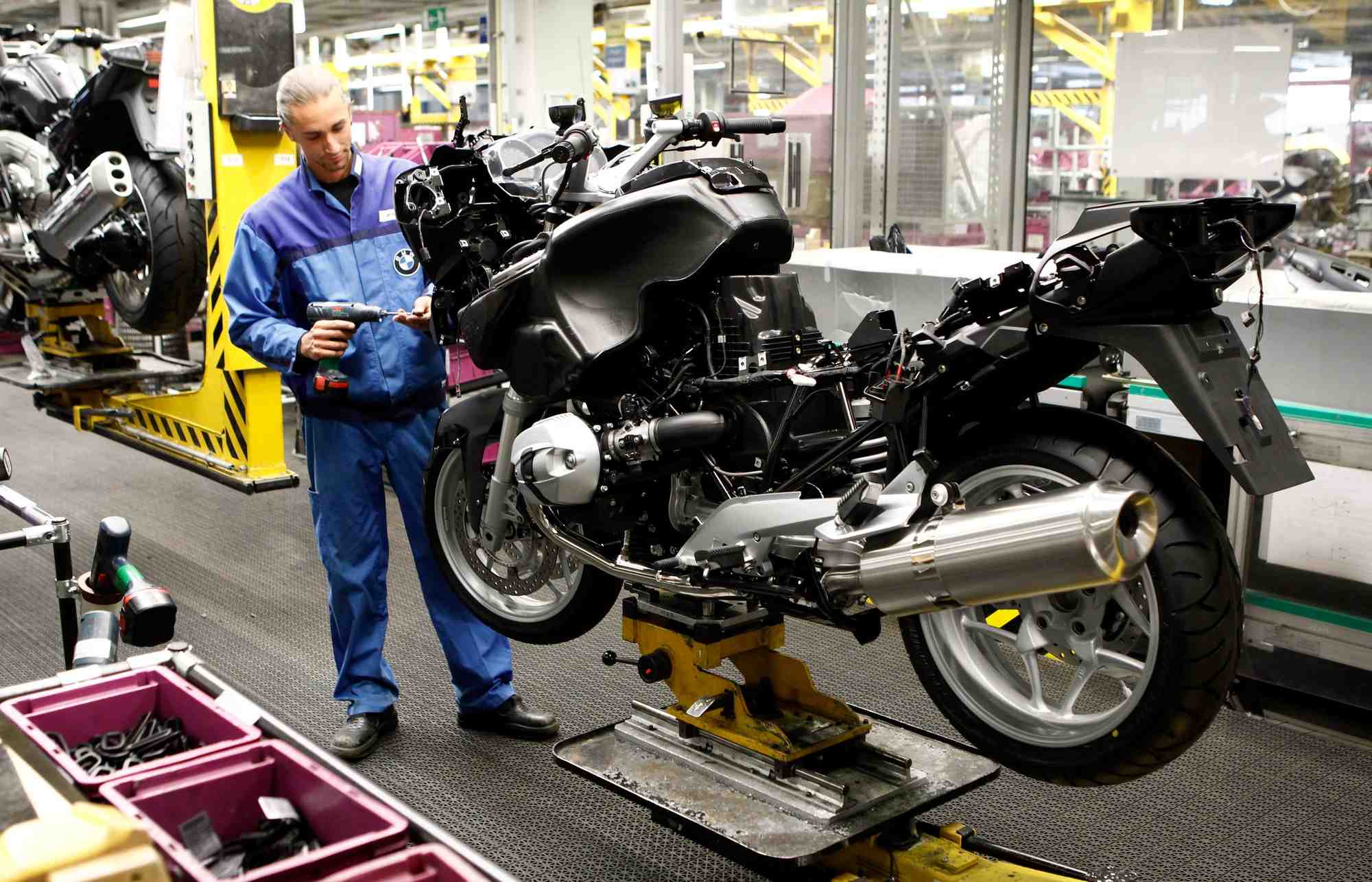 Photo d'archives : un employe de bmw assemble une moto dans l'usine de l'entreprise a berlin.