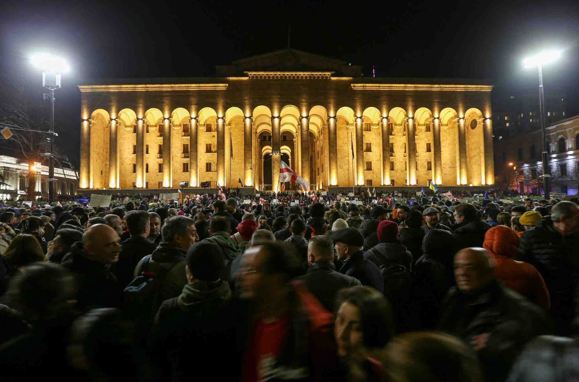Des citoyens georgiens protestent devant le batiment du parlement a tbilissi