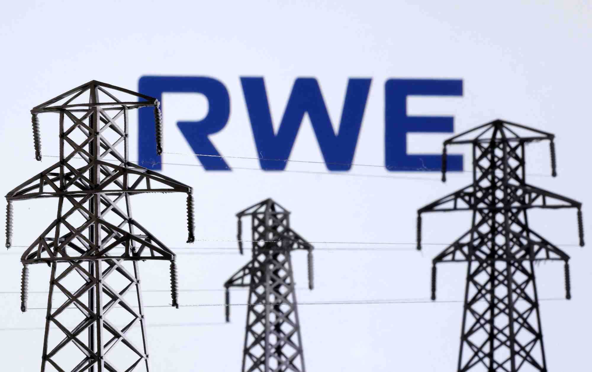 Logo de rwe devant des miniatures de pylones de transmission d'electricite