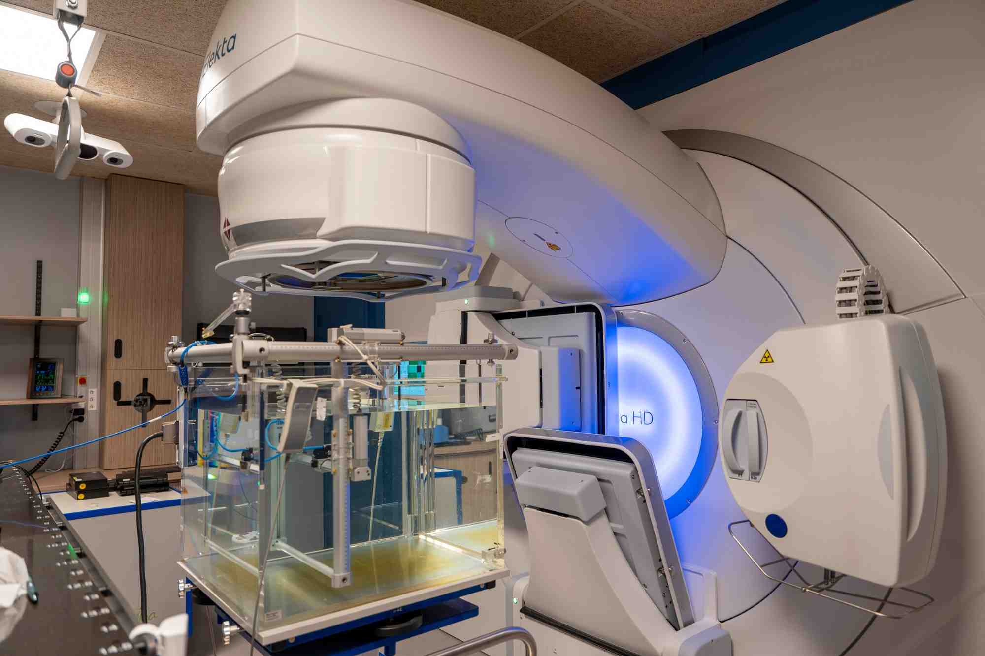 Première en France à être équipée du système d’imagerie IRIS d'ELEKTA, la nouvelle machine est installée dans un bâtiment flambant neuf, offrant aux patients un plateau technique de dernière génération à proximité.